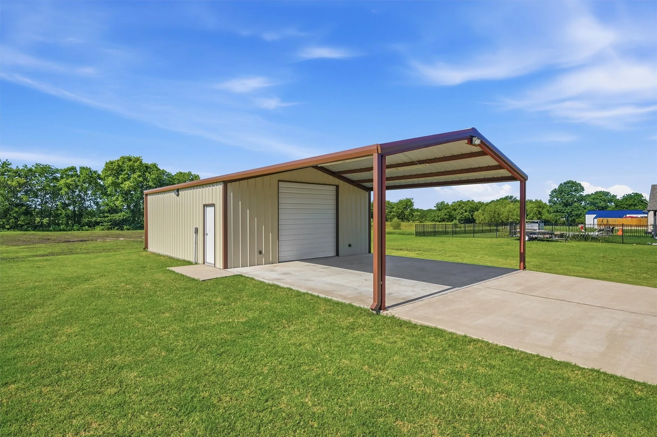 Single Family Residence For Sale in Fannin County , 884 Cheyenne Trail, Trenton, Texas 75490, 3 Bedroom, 2 Bathroom, 2 Garage spaces, 2,068 Sqft, built in 2022, mls#21328620, Real Estate Agent in Trenton, Homes For Sale in Fannin county, Homes For Sale in Trenton, Realtor in Trenton Texas, Real Estate Brokerage Independent Realty Texas, Luminita Cordes Realtor