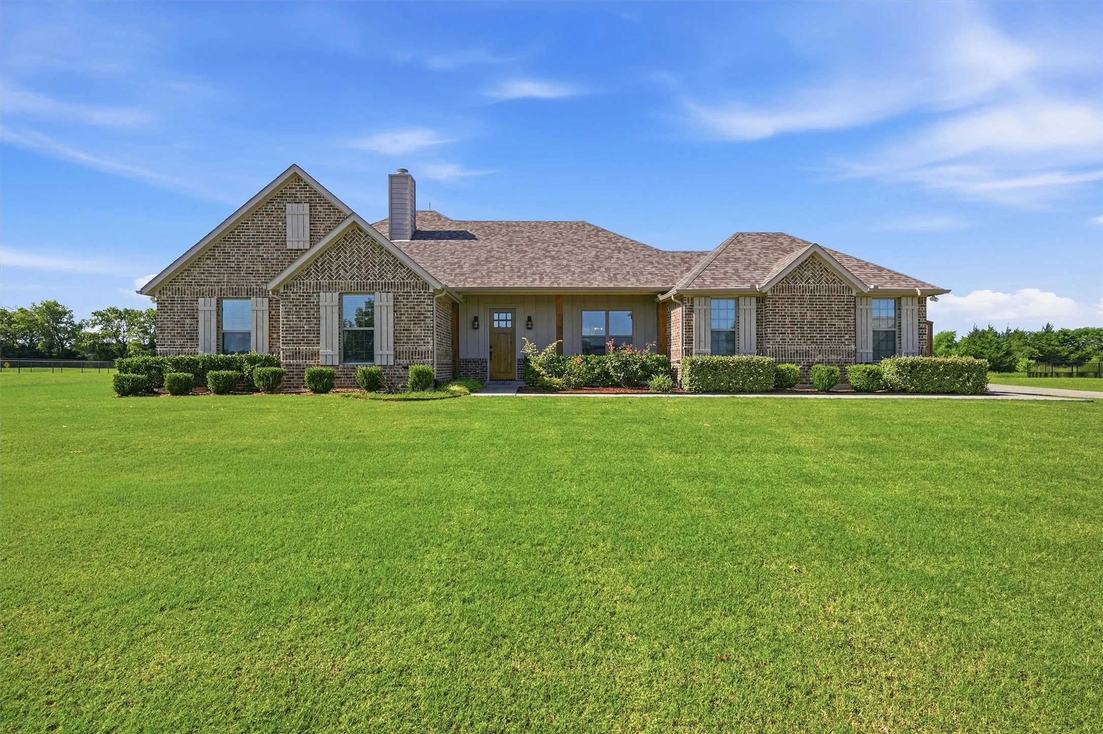 Single Family Residence For Sale in Fannin County , 884 Cheyenne Trail, Trenton, Texas 75490, 3 Bedroom, 2 Bathroom, 2 Garage spaces, 2,068 Sqft, built in 2022, mls#21328620, Real Estate Agent in Trenton, Homes For Sale in Fannin county, Homes For Sale in Trenton, Realtor in Trenton Texas, Real Estate Brokerage Independent Realty Texas, Luminita Cordes Realtor