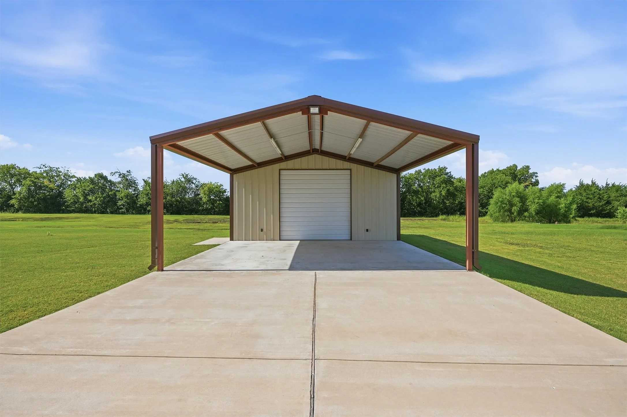 Single Family Residence For Sale in Fannin County , 884 Cheyenne Trail, Trenton, Texas 75490, 3 Bedroom, 2 Bathroom, 2 Garage spaces, 2,068 Sqft, built in 2022, mls#21328620, Real Estate Agent in Trenton, Homes For Sale in Fannin county, Homes For Sale in Trenton, Realtor in Trenton Texas, Real Estate Brokerage Independent Realty Texas, Luminita Cordes Realtor