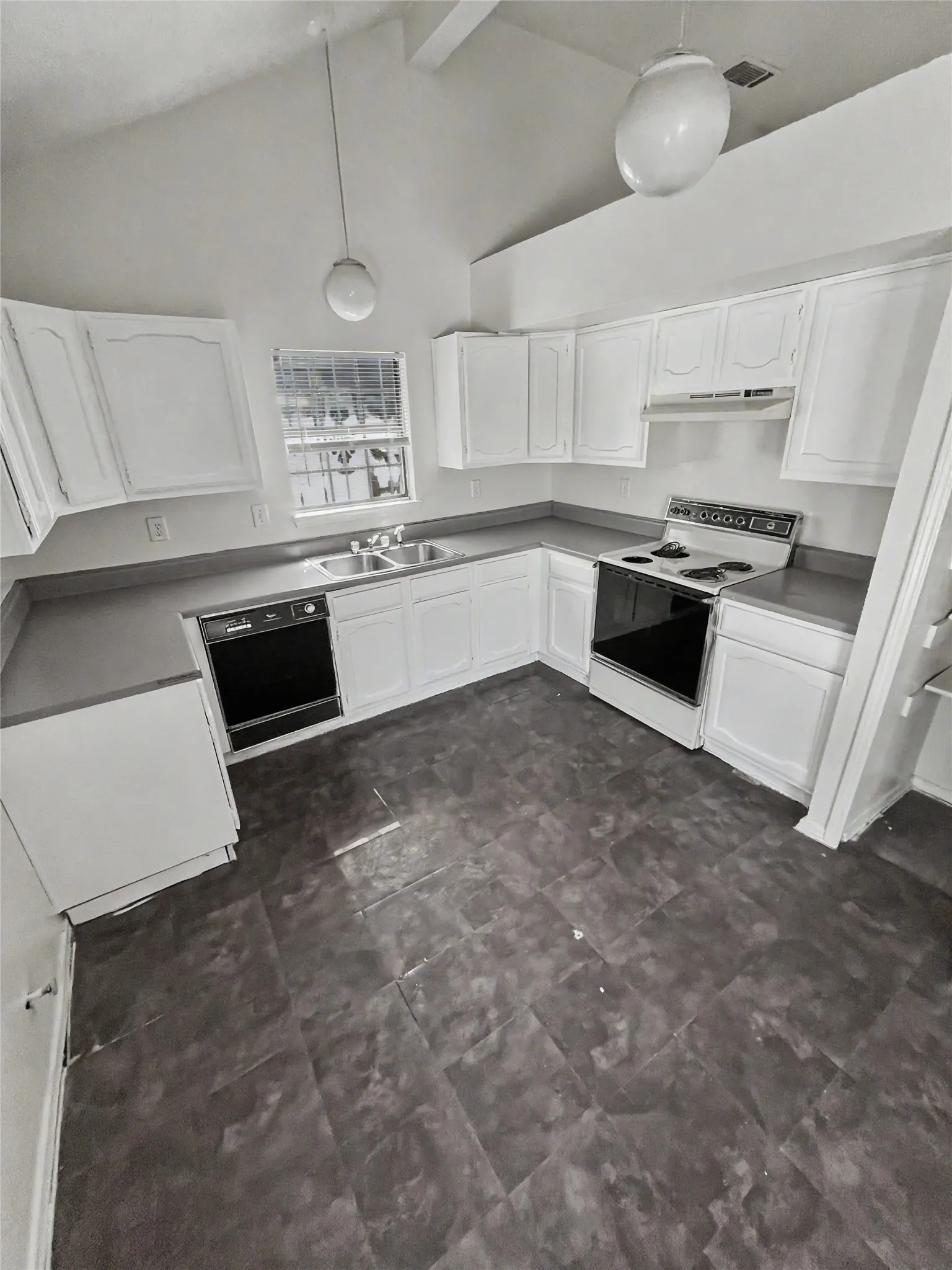 Single Family Residence For Sale in Dallas County , 1353 Southridge Drive, Lancaster, Texas 75146, 3 Bedroom, 2 Bathroom, 2 Garage spaces, 1,412 Sqft, built in 1984, mls#21328639, Real Estate Agent in Lancaster, Homes For Sale in Dallas county, Homes For Sale in Lancaster, Realtor in Lancaster Texas, Real Estate Brokerage Independent Realty Texas, Luminita Cordes Realtor