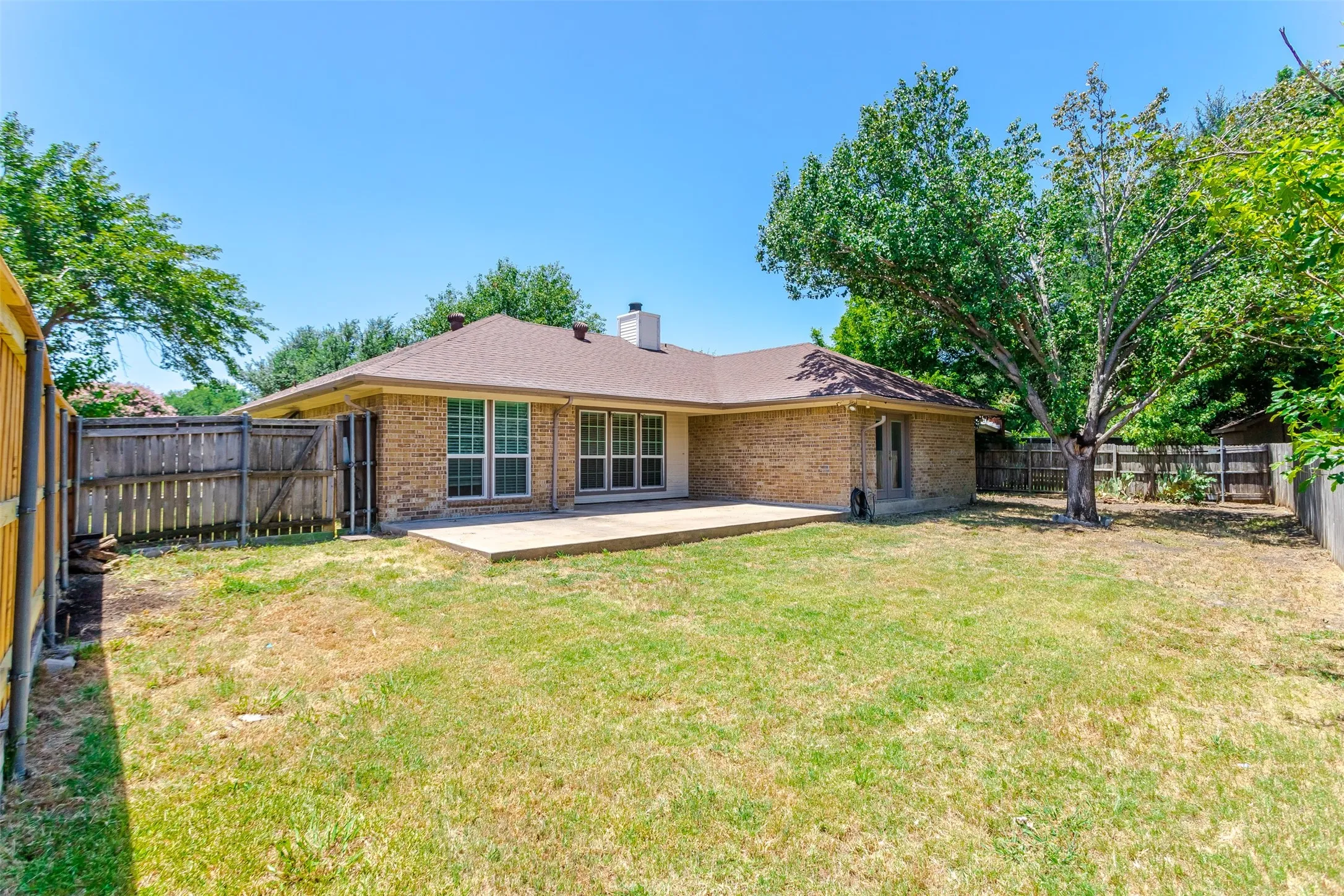 Single Family Residence For Sale in Tarrant County , 2506 Mckensie Lane, Grand Prairie, Texas 75052, 3 Bedroom, 2 Bathroom, 2 Garage spaces, 1,458 Sqft, built in 1983, mls#21324482, Real Estate Agent in Grand Prairie, Homes For Sale in Tarrant county, Homes For Sale in Grand Prairie, Realtor in Grand Prairie Texas, Real Estate Brokerage Independent Realty Texas, Luminita Cordes Realtor