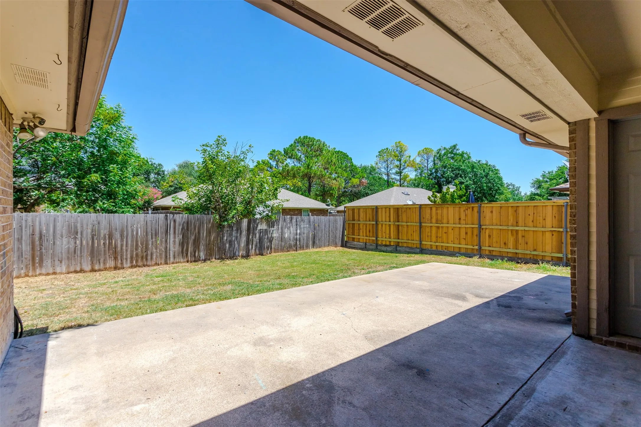Single Family Residence For Sale in Tarrant County , 2506 Mckensie Lane, Grand Prairie, Texas 75052, 3 Bedroom, 2 Bathroom, 2 Garage spaces, 1,458 Sqft, built in 1983, mls#21324482, Real Estate Agent in Grand Prairie, Homes For Sale in Tarrant county, Homes For Sale in Grand Prairie, Realtor in Grand Prairie Texas, Real Estate Brokerage Independent Realty Texas, Luminita Cordes Realtor