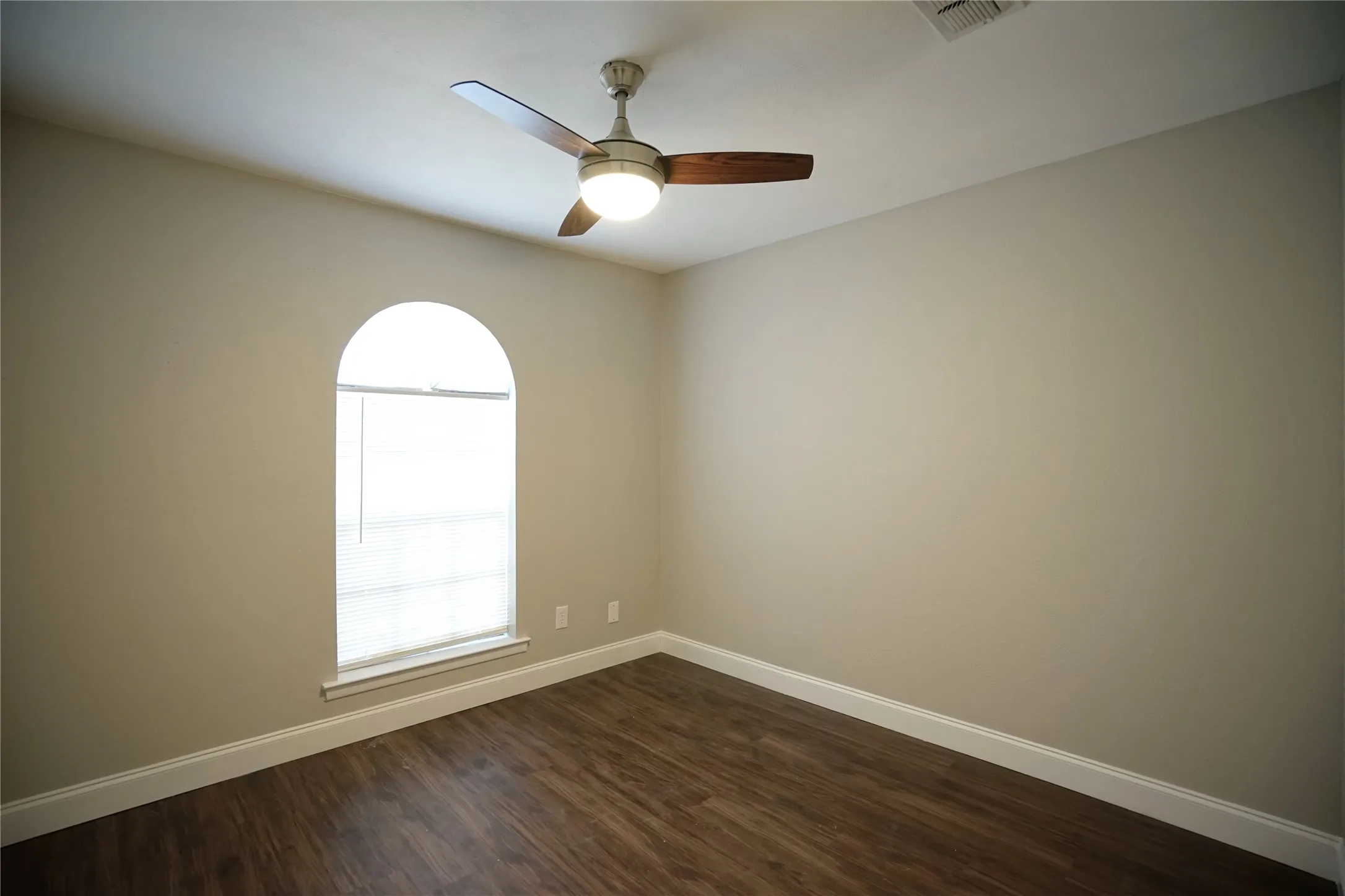 Single Family Residence For Rent in Tarrant County , 619 Todd Court, Burleson, Texas 76028, 4 Bedroom, 2 Bathroom, 2 Garage spaces, 1,416 Sqft, built in 1970, mls#21328651, Real Estate Agent in Burleson, Homes For Rent in Tarrant county, Homes For Rent in Burleson, Realtor in Burleson Texas, Real Estate Brokerage Independent Realty Texas, Luminita Cordes Realtor