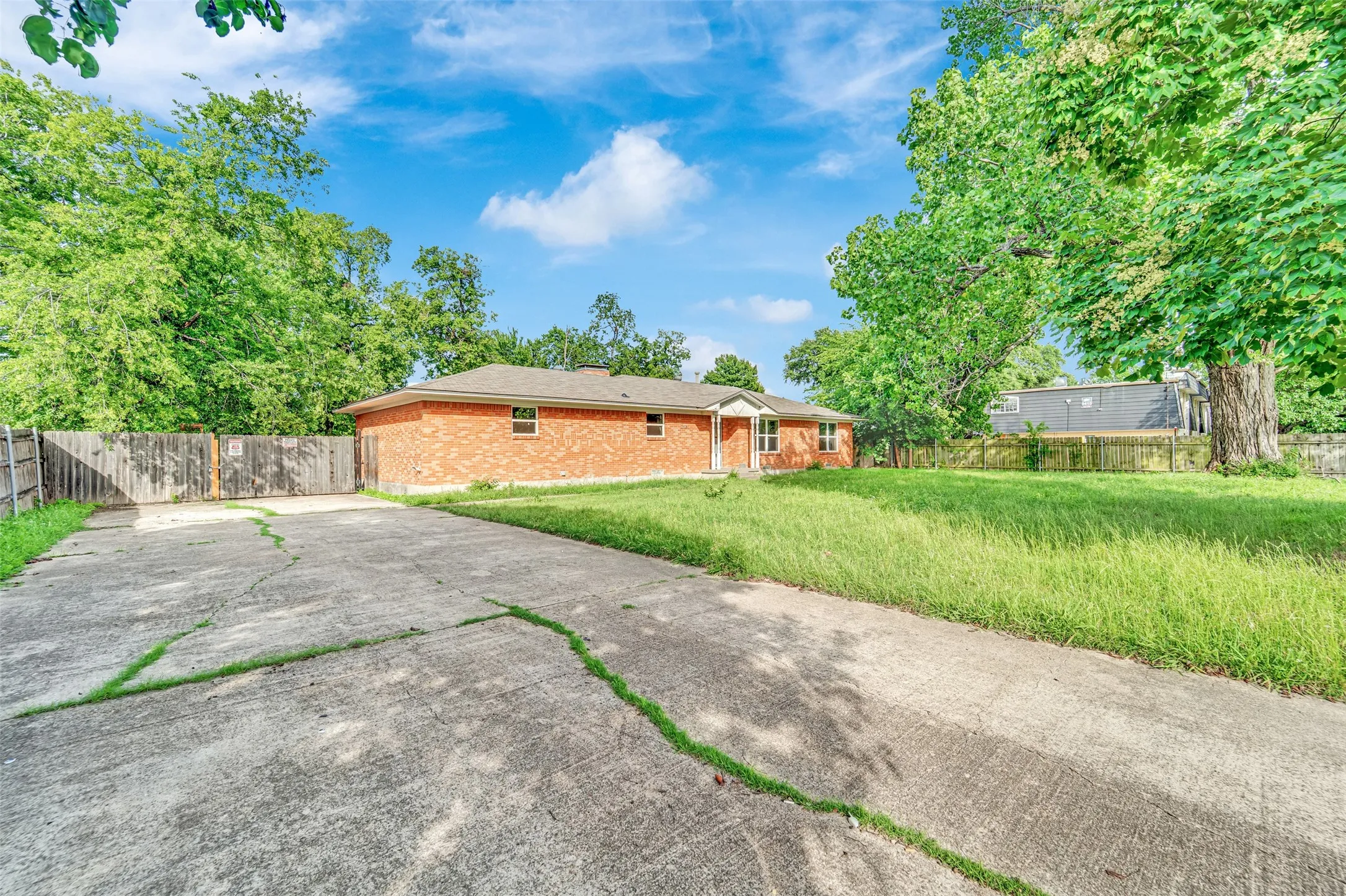 Single Family Residence For Rent in Dallas County , 2630 Pasteur Avenue, Dallas, Texas 75228, 3 Bedroom, 2 Bathroom, 2 Garage spaces, 1,418 Sqft, built in 1967, mls#21328655, Real Estate Agent in Dallas, Homes For Rent in Dallas county, Homes For Rent in Dallas, Realtor in Dallas Texas, Real Estate Brokerage Independent Realty Texas, Luminita Cordes Realtor