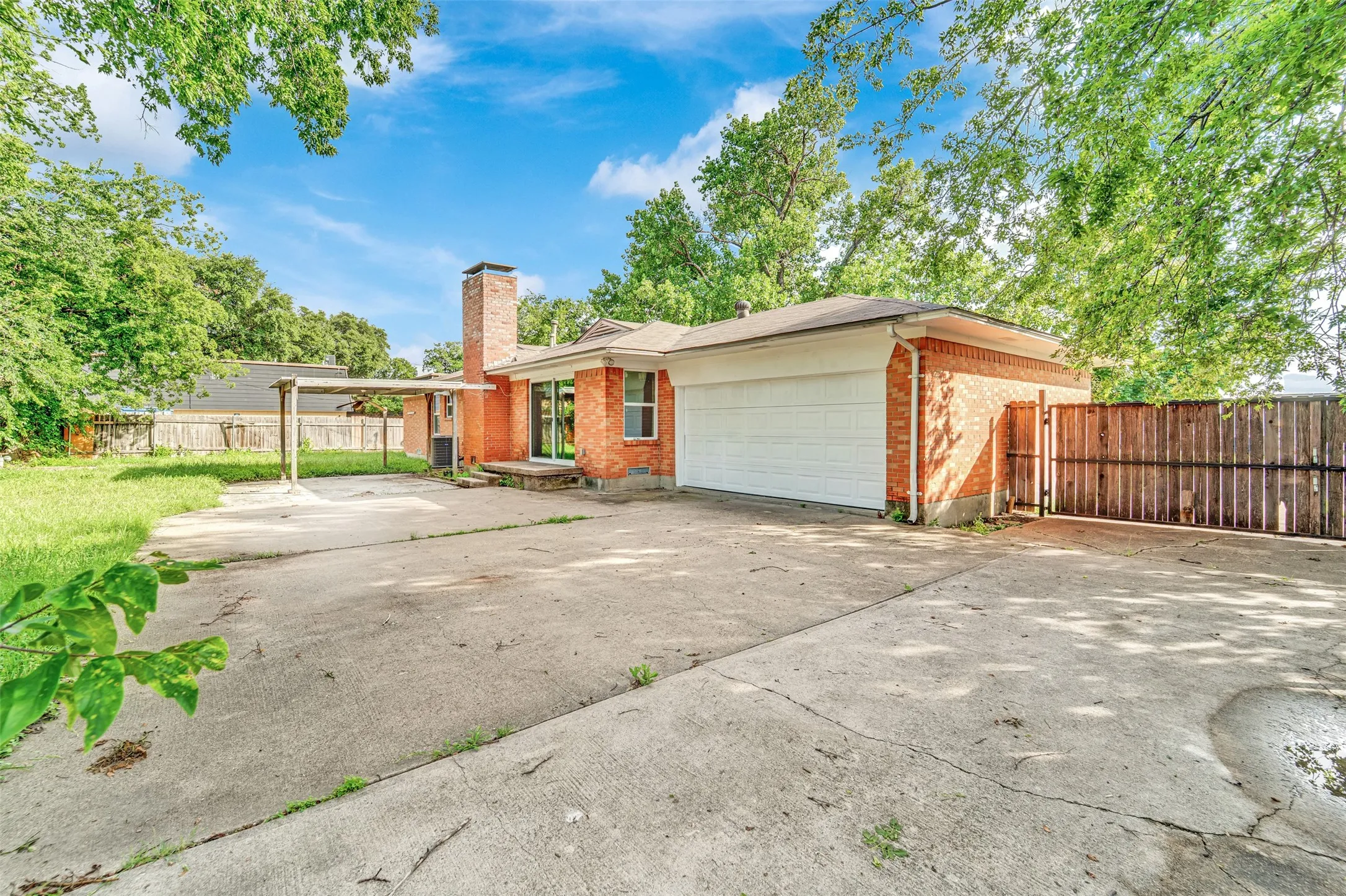 Single Family Residence For Rent in Dallas County , 2630 Pasteur Avenue, Dallas, Texas 75228, 3 Bedroom, 2 Bathroom, 2 Garage spaces, 1,418 Sqft, built in 1967, mls#21328655, Real Estate Agent in Dallas, Homes For Rent in Dallas county, Homes For Rent in Dallas, Realtor in Dallas Texas, Real Estate Brokerage Independent Realty Texas, Luminita Cordes Realtor