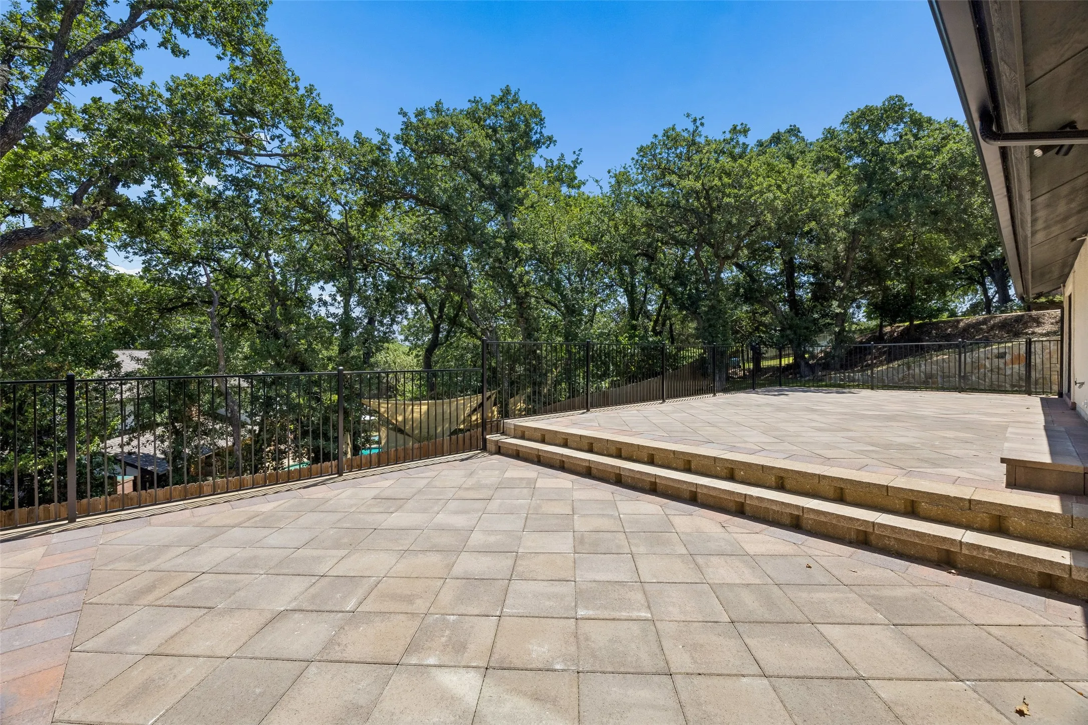 Single Family Residence For Sale in Tarrant County , 2401 Chimney Hill Drive, Arlington, Texas 76012, 4 Bedroom, 4 Bathroom, 2 Garage spaces, 3,105 Sqft, built in 1978, mls#21322501, Real Estate Agent in Arlington, Homes For Sale in Tarrant county, Homes For Sale in Arlington, Realtor in Arlington Texas, Real Estate Brokerage Independent Realty Texas, Luminita Cordes Realtor