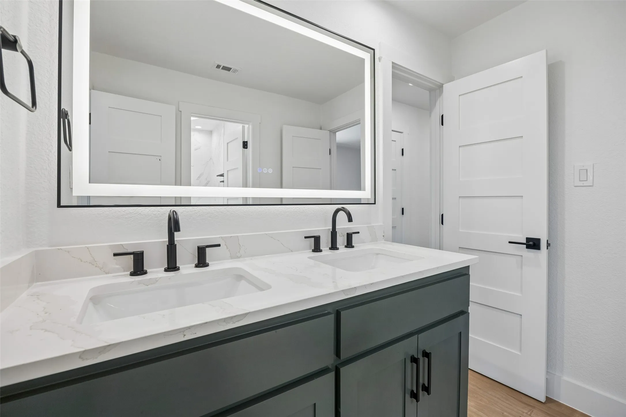 Single Family Residence For Sale in Tarrant County , 2401 Chimney Hill Drive, Arlington, Texas 76012, 4 Bedroom, 4 Bathroom, 2 Garage spaces, 3,105 Sqft, built in 1978, mls#21322501, Real Estate Agent in Arlington, Homes For Sale in Tarrant county, Homes For Sale in Arlington, Realtor in Arlington Texas, Real Estate Brokerage Independent Realty Texas, Luminita Cordes Realtor