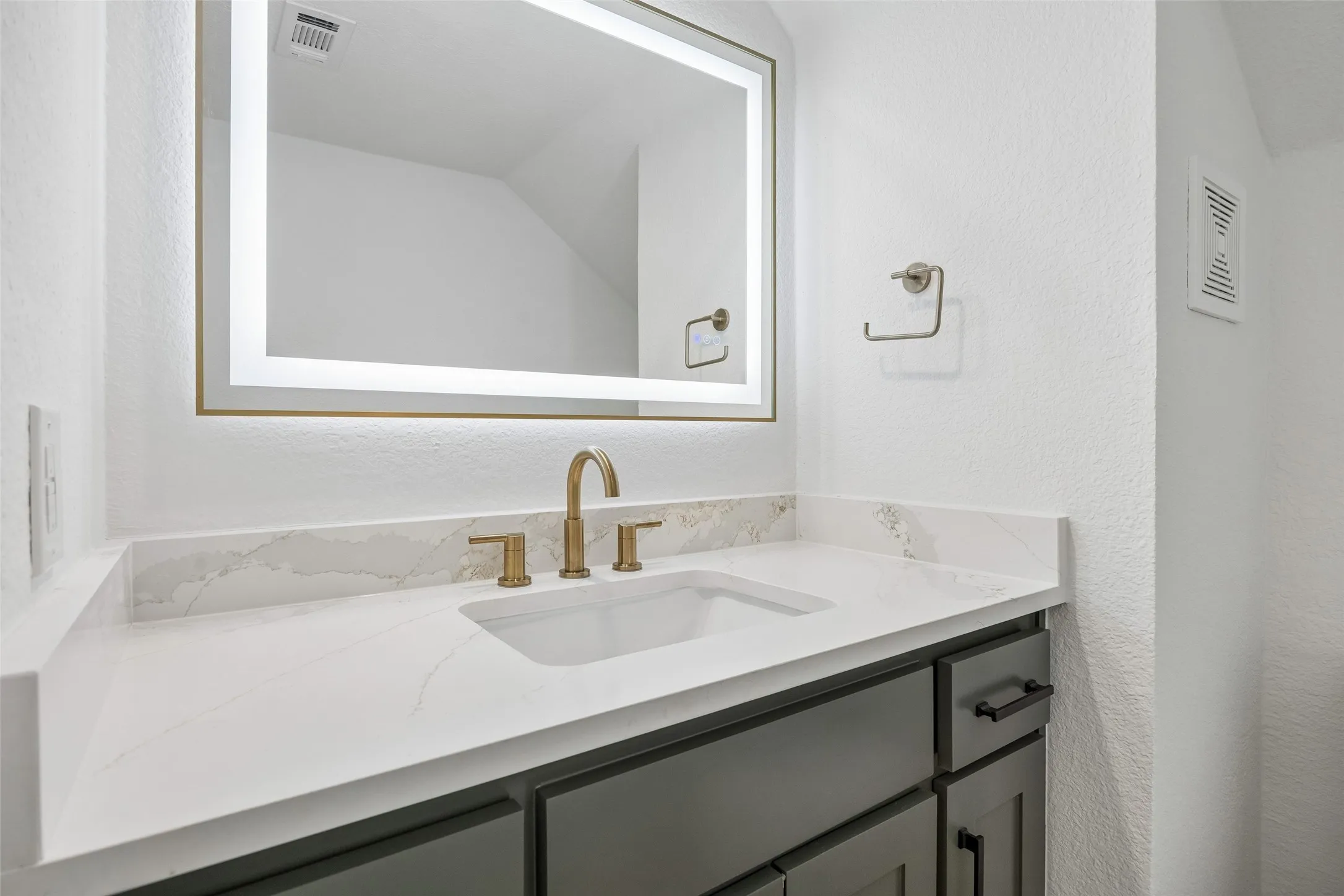 Single Family Residence For Sale in Tarrant County , 2401 Chimney Hill Drive, Arlington, Texas 76012, 4 Bedroom, 4 Bathroom, 2 Garage spaces, 3,105 Sqft, built in 1978, mls#21322501, Real Estate Agent in Arlington, Homes For Sale in Tarrant county, Homes For Sale in Arlington, Realtor in Arlington Texas, Real Estate Brokerage Independent Realty Texas, Luminita Cordes Realtor
