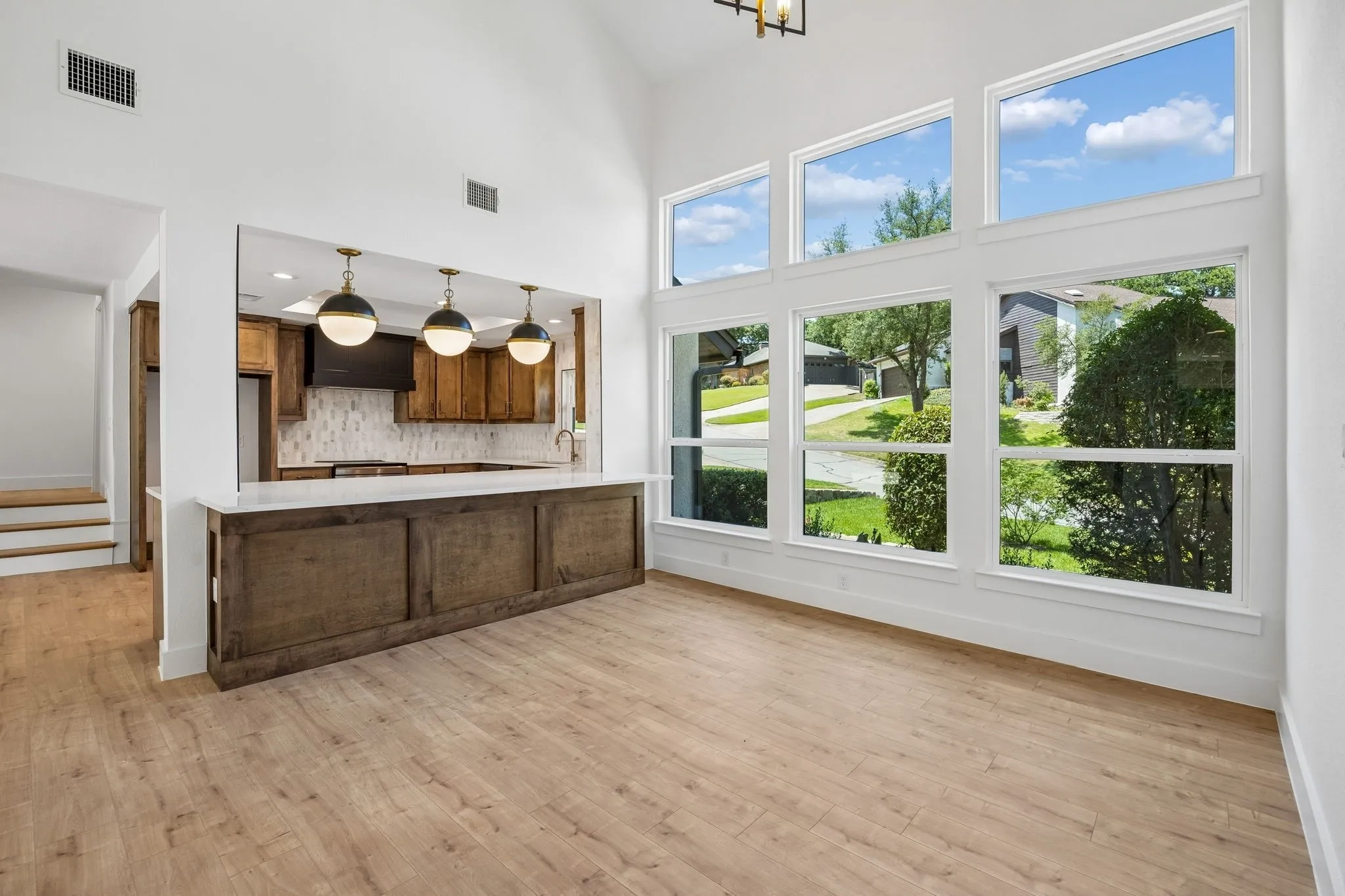 Single Family Residence For Sale in Tarrant County , 2401 Chimney Hill Drive, Arlington, Texas 76012, 4 Bedroom, 4 Bathroom, 2 Garage spaces, 3,105 Sqft, built in 1978, mls#21322501, Real Estate Agent in Arlington, Homes For Sale in Tarrant county, Homes For Sale in Arlington, Realtor in Arlington Texas, Real Estate Brokerage Independent Realty Texas, Luminita Cordes Realtor