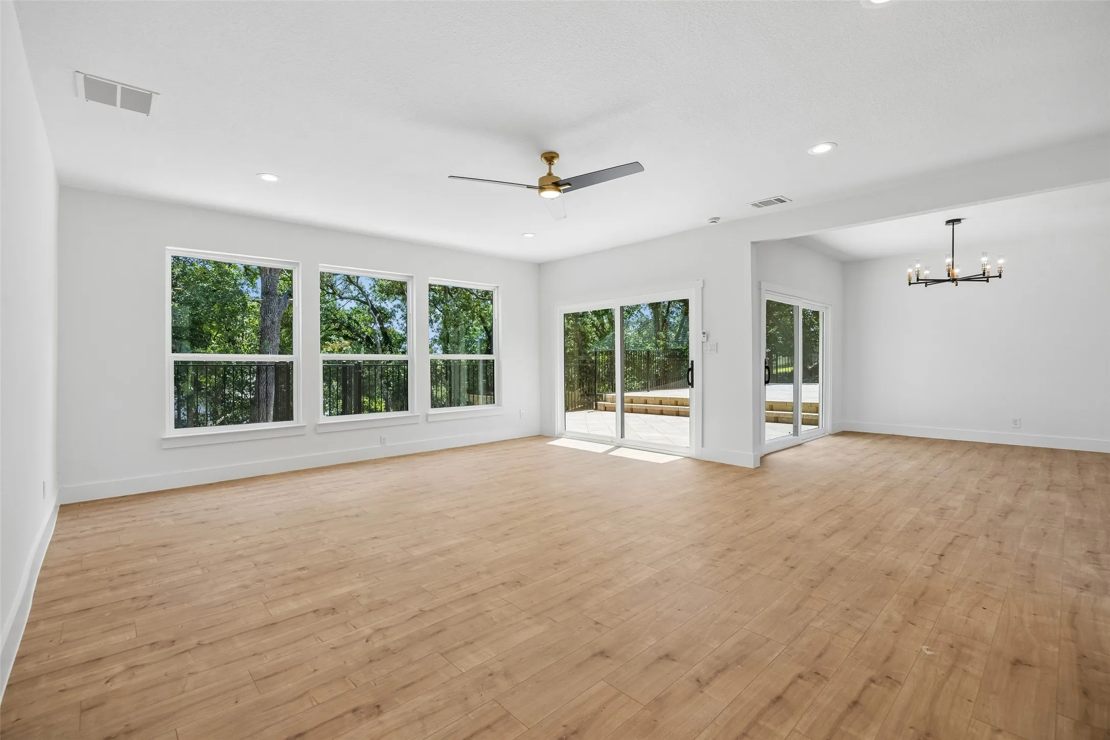 Single Family Residence For Sale in Tarrant County , 2401 Chimney Hill Drive, Arlington, Texas 76012, 4 Bedroom, 4 Bathroom, 2 Garage spaces, 3,105 Sqft, built in 1978, mls#21322501, Real Estate Agent in Arlington, Homes For Sale in Tarrant county, Homes For Sale in Arlington, Realtor in Arlington Texas, Real Estate Brokerage Independent Realty Texas, Luminita Cordes Realtor