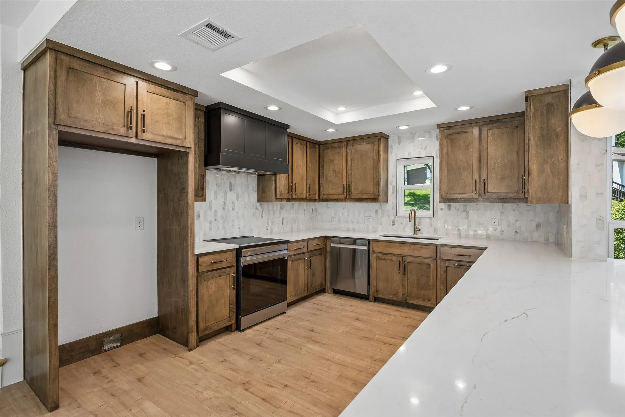 Single Family Residence For Sale in Tarrant County , 2401 Chimney Hill Drive, Arlington, Texas 76012, 4 Bedroom, 4 Bathroom, 2 Garage spaces, 3,105 Sqft, built in 1978, mls#21322501, Real Estate Agent in Arlington, Homes For Sale in Tarrant county, Homes For Sale in Arlington, Realtor in Arlington Texas, Real Estate Brokerage Independent Realty Texas, Luminita Cordes Realtor