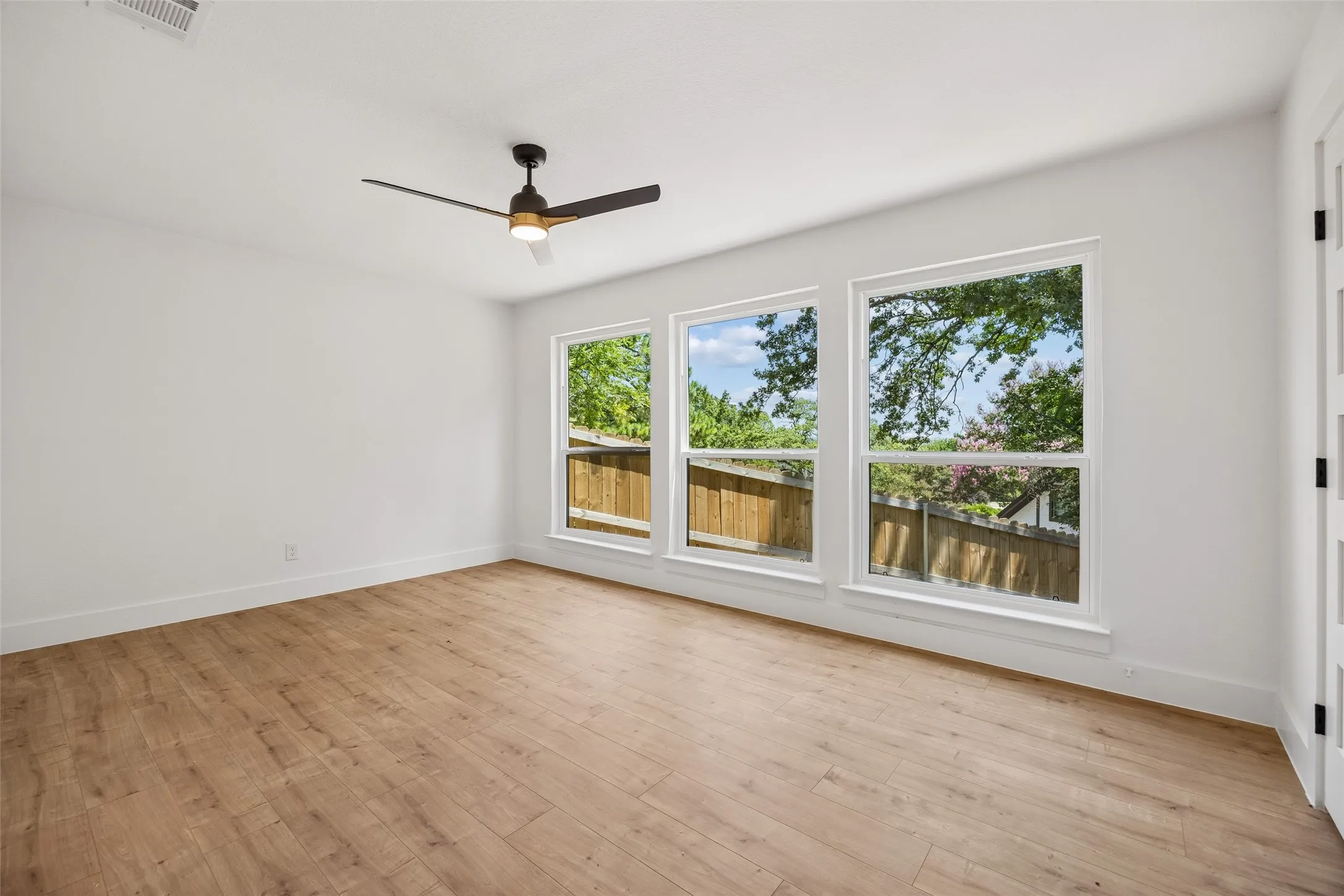 Single Family Residence For Sale in Tarrant County , 2401 Chimney Hill Drive, Arlington, Texas 76012, 4 Bedroom, 4 Bathroom, 2 Garage spaces, 3,105 Sqft, built in 1978, mls#21322501, Real Estate Agent in Arlington, Homes For Sale in Tarrant county, Homes For Sale in Arlington, Realtor in Arlington Texas, Real Estate Brokerage Independent Realty Texas, Luminita Cordes Realtor