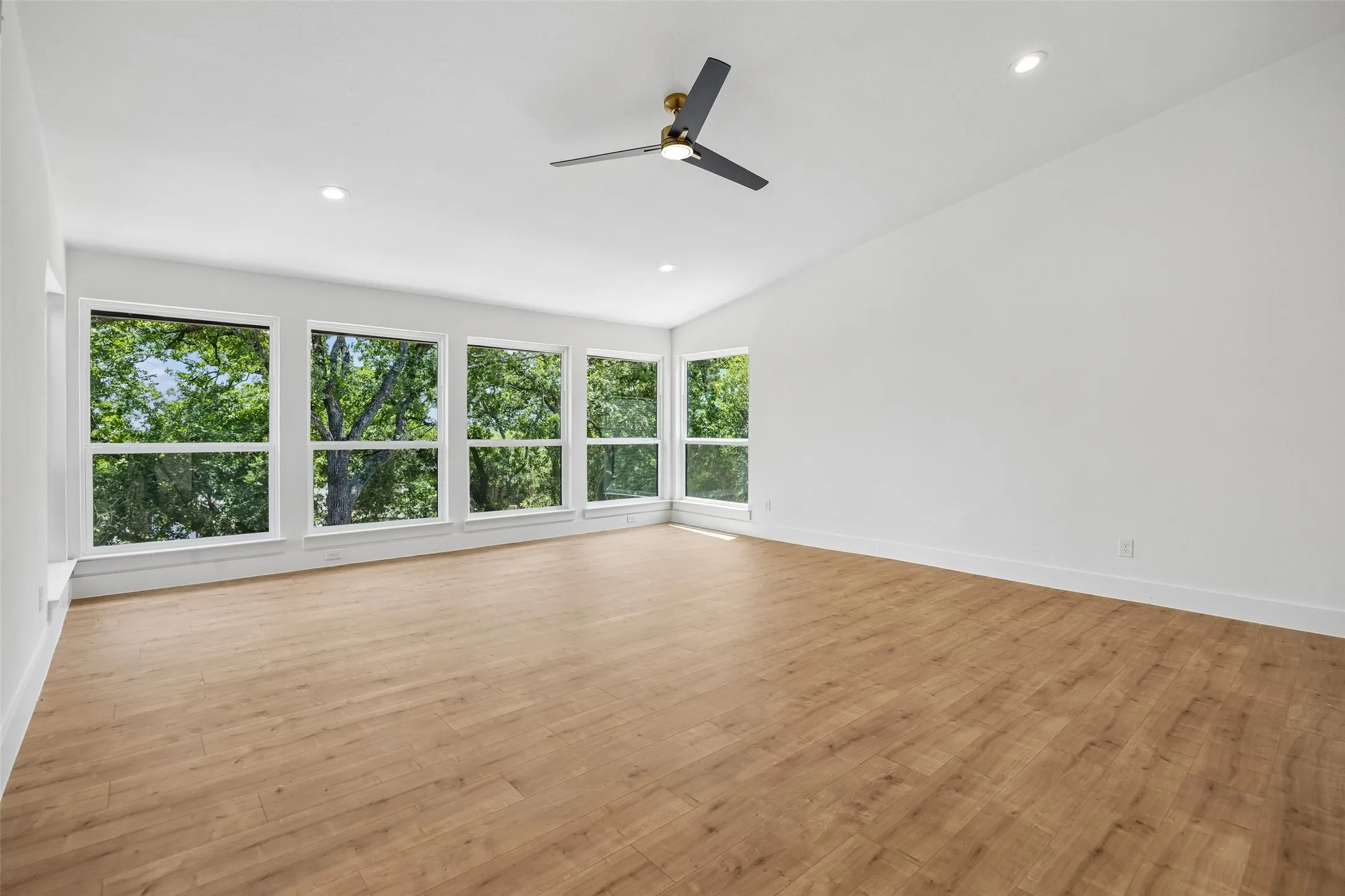 Single Family Residence For Sale in Tarrant County , 2401 Chimney Hill Drive, Arlington, Texas 76012, 4 Bedroom, 4 Bathroom, 2 Garage spaces, 3,105 Sqft, built in 1978, mls#21322501, Real Estate Agent in Arlington, Homes For Sale in Tarrant county, Homes For Sale in Arlington, Realtor in Arlington Texas, Real Estate Brokerage Independent Realty Texas, Luminita Cordes Realtor