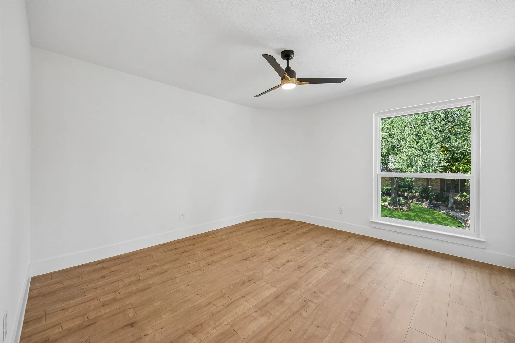 Single Family Residence For Sale in Tarrant County , 2401 Chimney Hill Drive, Arlington, Texas 76012, 4 Bedroom, 4 Bathroom, 2 Garage spaces, 3,105 Sqft, built in 1978, mls#21322501, Real Estate Agent in Arlington, Homes For Sale in Tarrant county, Homes For Sale in Arlington, Realtor in Arlington Texas, Real Estate Brokerage Independent Realty Texas, Luminita Cordes Realtor