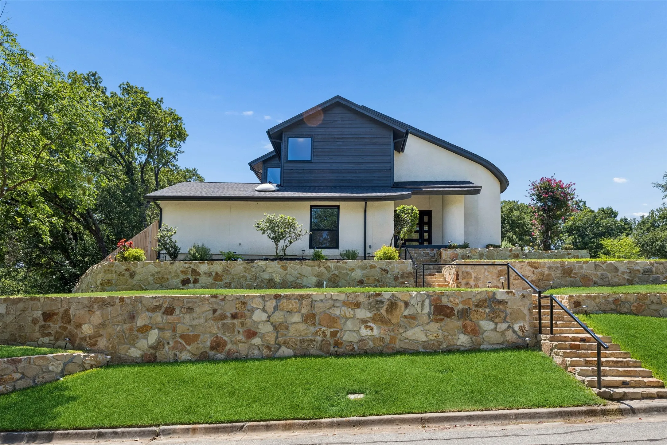 Single Family Residence For Sale in Tarrant County , 2401 Chimney Hill Drive, Arlington, Texas 76012, 4 Bedroom, 4 Bathroom, 2 Garage spaces, 3,105 Sqft, built in 1978, mls#21322501, Real Estate Agent in Arlington, Homes For Sale in Tarrant county, Homes For Sale in Arlington, Realtor in Arlington Texas, Real Estate Brokerage Independent Realty Texas, Luminita Cordes Realtor