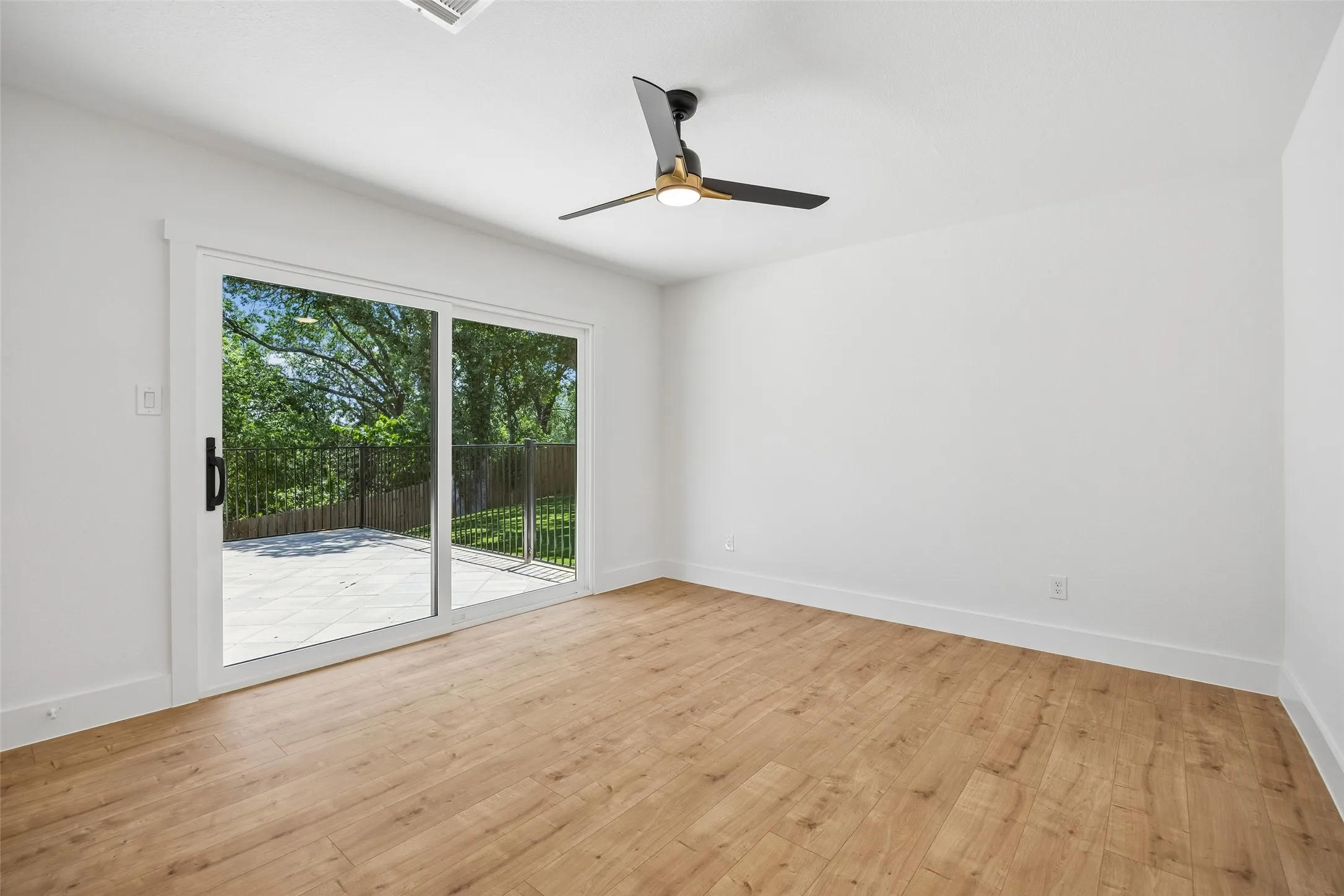 Single Family Residence For Sale in Tarrant County , 2401 Chimney Hill Drive, Arlington, Texas 76012, 4 Bedroom, 4 Bathroom, 2 Garage spaces, 3,105 Sqft, built in 1978, mls#21322501, Real Estate Agent in Arlington, Homes For Sale in Tarrant county, Homes For Sale in Arlington, Realtor in Arlington Texas, Real Estate Brokerage Independent Realty Texas, Luminita Cordes Realtor