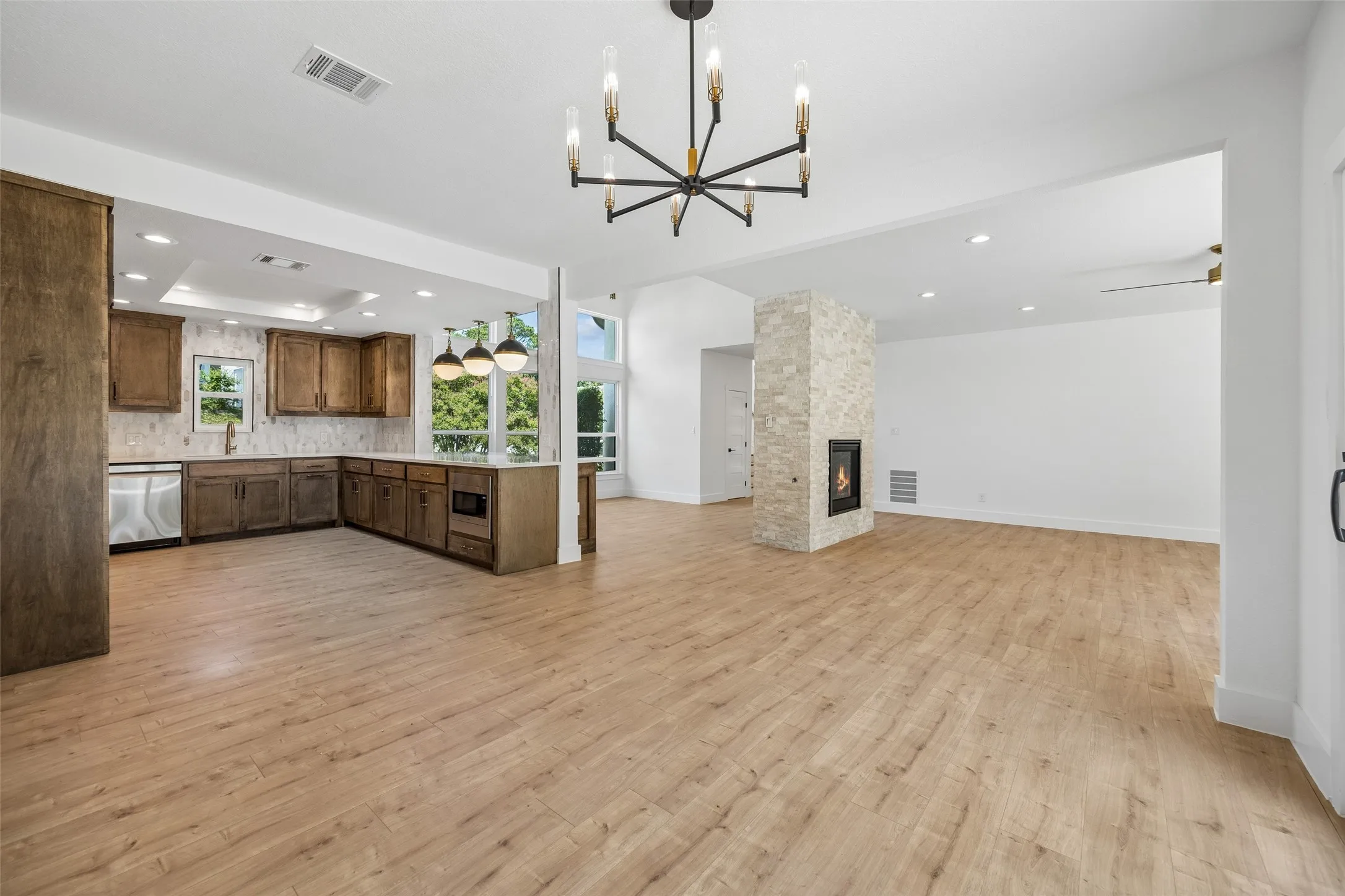 Single Family Residence For Sale in Tarrant County , 2401 Chimney Hill Drive, Arlington, Texas 76012, 4 Bedroom, 4 Bathroom, 2 Garage spaces, 3,105 Sqft, built in 1978, mls#21322501, Real Estate Agent in Arlington, Homes For Sale in Tarrant county, Homes For Sale in Arlington, Realtor in Arlington Texas, Real Estate Brokerage Independent Realty Texas, Luminita Cordes Realtor