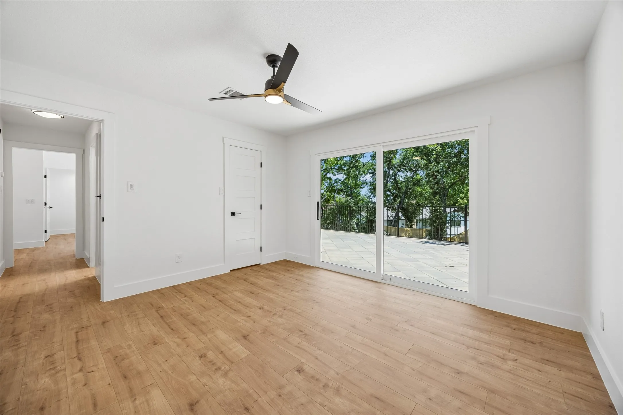 Single Family Residence For Sale in Tarrant County , 2401 Chimney Hill Drive, Arlington, Texas 76012, 4 Bedroom, 4 Bathroom, 2 Garage spaces, 3,105 Sqft, built in 1978, mls#21322501, Real Estate Agent in Arlington, Homes For Sale in Tarrant county, Homes For Sale in Arlington, Realtor in Arlington Texas, Real Estate Brokerage Independent Realty Texas, Luminita Cordes Realtor