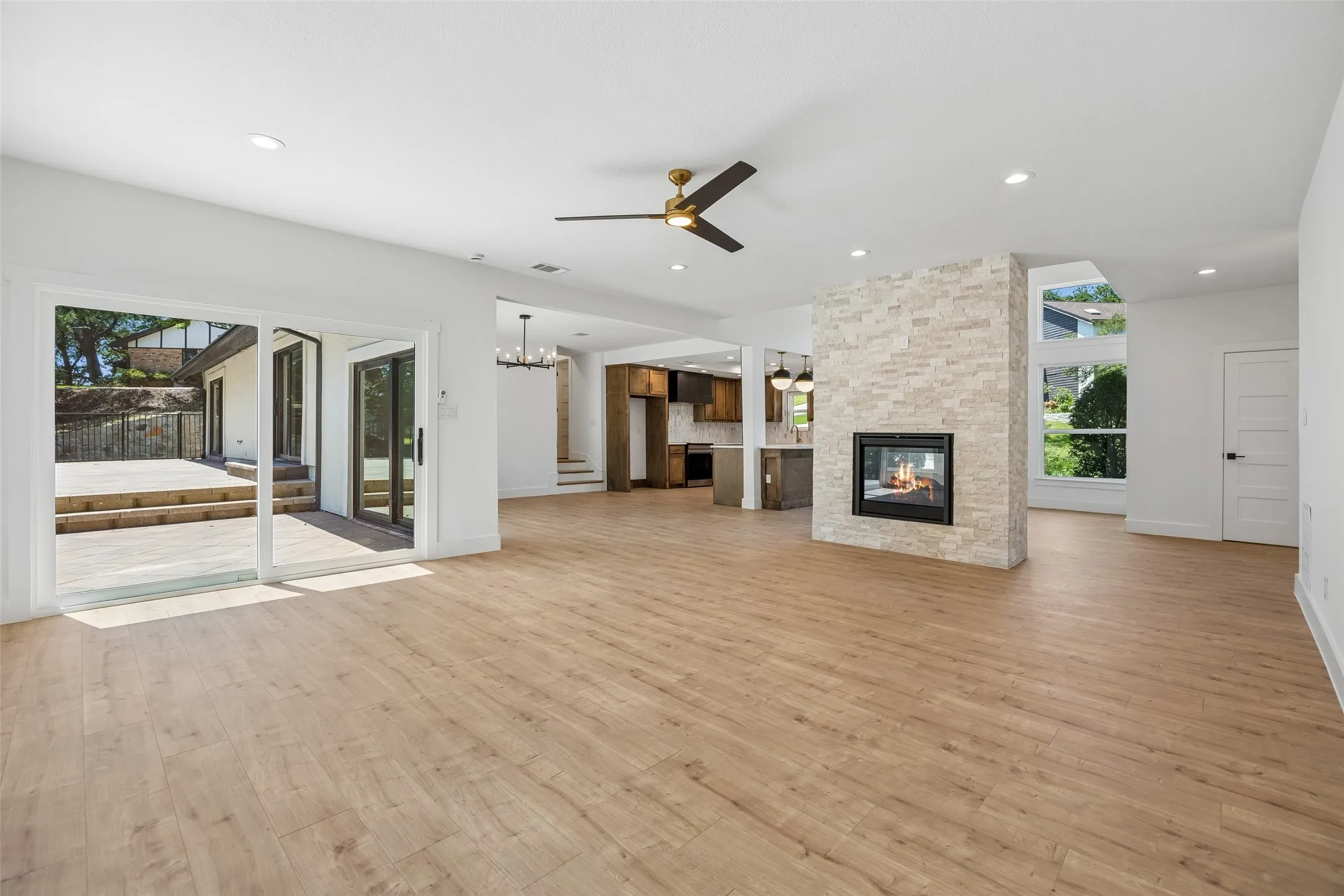 Single Family Residence For Sale in Tarrant County , 2401 Chimney Hill Drive, Arlington, Texas 76012, 4 Bedroom, 4 Bathroom, 2 Garage spaces, 3,105 Sqft, built in 1978, mls#21322501, Real Estate Agent in Arlington, Homes For Sale in Tarrant county, Homes For Sale in Arlington, Realtor in Arlington Texas, Real Estate Brokerage Independent Realty Texas, Luminita Cordes Realtor