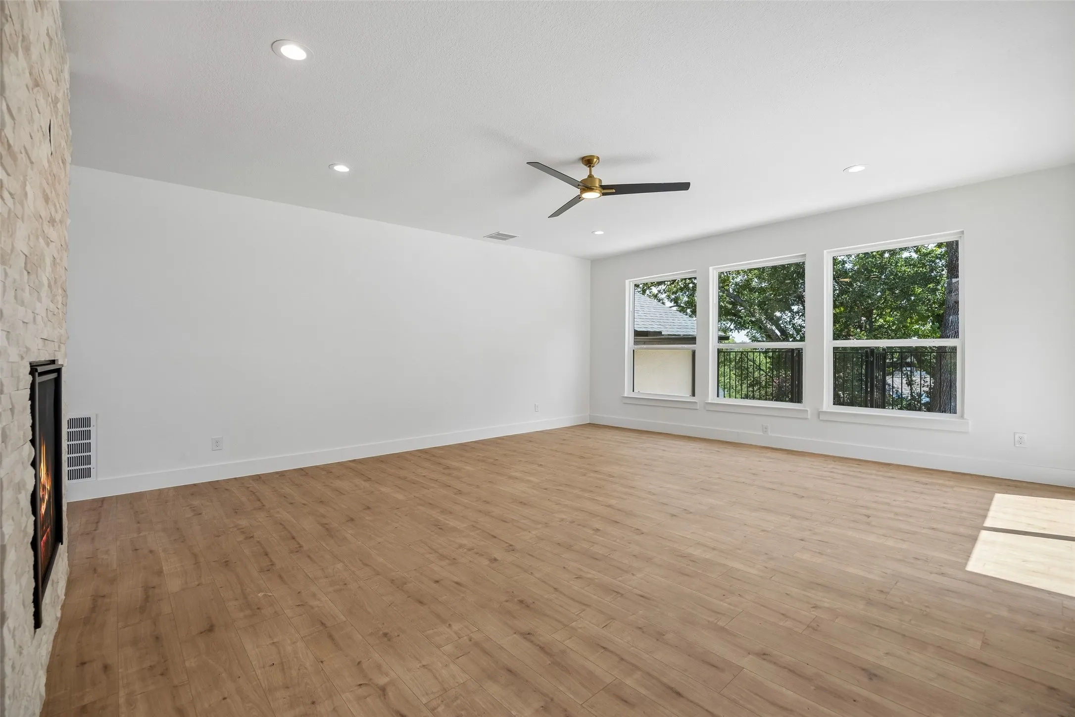 Single Family Residence For Sale in Tarrant County , 2401 Chimney Hill Drive, Arlington, Texas 76012, 4 Bedroom, 4 Bathroom, 2 Garage spaces, 3,105 Sqft, built in 1978, mls#21322501, Real Estate Agent in Arlington, Homes For Sale in Tarrant county, Homes For Sale in Arlington, Realtor in Arlington Texas, Real Estate Brokerage Independent Realty Texas, Luminita Cordes Realtor