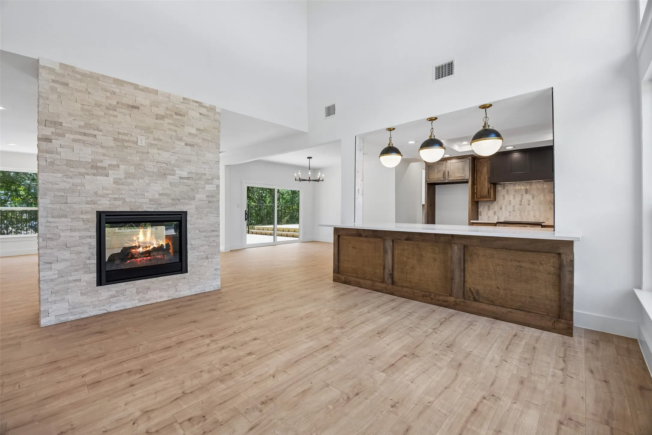 Single Family Residence For Sale in Tarrant County , 2401 Chimney Hill Drive, Arlington, Texas 76012, 4 Bedroom, 4 Bathroom, 2 Garage spaces, 3,105 Sqft, built in 1978, mls#21322501, Real Estate Agent in Arlington, Homes For Sale in Tarrant county, Homes For Sale in Arlington, Realtor in Arlington Texas, Real Estate Brokerage Independent Realty Texas, Luminita Cordes Realtor
