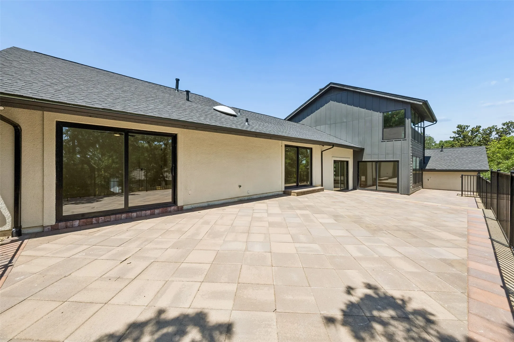 Single Family Residence For Sale in Tarrant County , 2401 Chimney Hill Drive, Arlington, Texas 76012, 4 Bedroom, 4 Bathroom, 2 Garage spaces, 3,105 Sqft, built in 1978, mls#21322501, Real Estate Agent in Arlington, Homes For Sale in Tarrant county, Homes For Sale in Arlington, Realtor in Arlington Texas, Real Estate Brokerage Independent Realty Texas, Luminita Cordes Realtor