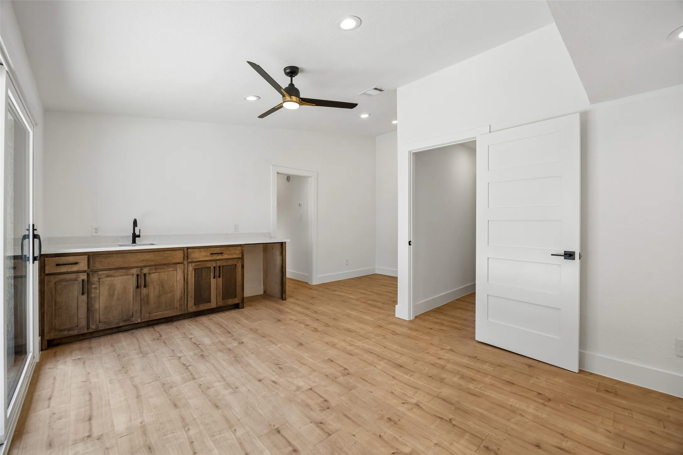 Single Family Residence For Sale in Tarrant County , 2401 Chimney Hill Drive, Arlington, Texas 76012, 4 Bedroom, 4 Bathroom, 2 Garage spaces, 3,105 Sqft, built in 1978, mls#21322501, Real Estate Agent in Arlington, Homes For Sale in Tarrant county, Homes For Sale in Arlington, Realtor in Arlington Texas, Real Estate Brokerage Independent Realty Texas, Luminita Cordes Realtor