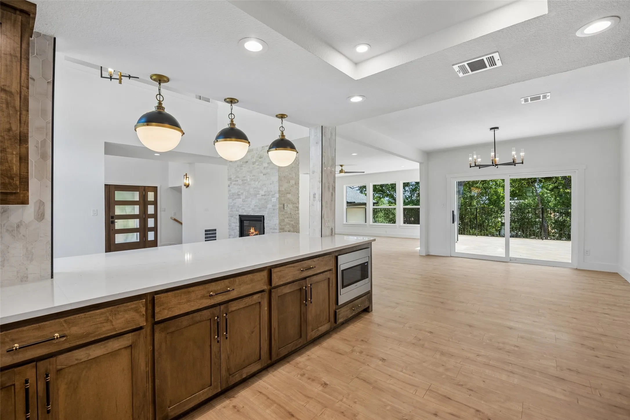 Single Family Residence For Sale in Tarrant County , 2401 Chimney Hill Drive, Arlington, Texas 76012, 4 Bedroom, 4 Bathroom, 2 Garage spaces, 3,105 Sqft, built in 1978, mls#21322501, Real Estate Agent in Arlington, Homes For Sale in Tarrant county, Homes For Sale in Arlington, Realtor in Arlington Texas, Real Estate Brokerage Independent Realty Texas, Luminita Cordes Realtor