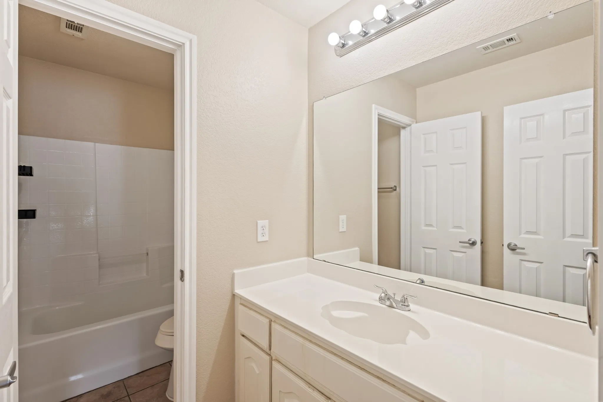 Single Family Residence For Sale in Tarrant County , 3203 Guadaloupe, Grand Prairie, Texas 75054, 4 Bedroom, 3 Bathroom, 2 Garage spaces, 2,685 Sqft, built in 2005, mls#21325803, Real Estate Agent in Grand Prairie, Homes For Sale in Tarrant county, Homes For Sale in Grand Prairie, Realtor in Grand Prairie Texas, Real Estate Brokerage Independent Realty Texas, Luminita Cordes Realtor