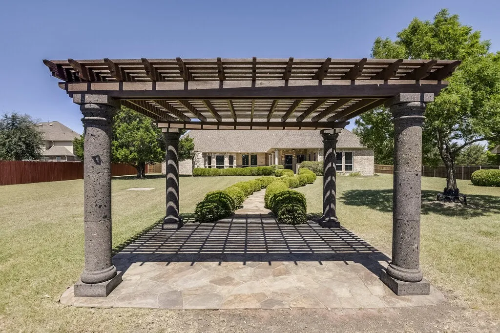 Single Family Residence For Sale in Ellis County , 1320 N Creek Circle, Waxahachie, Texas 75165, 4 Bedroom, 4 Bathroom, 2 Garage spaces, 3,840 Sqft, built in 2006, mls#21328681, Real Estate Agent in Waxahachie, Homes For Sale in Ellis county, Homes For Sale in Waxahachie, Realtor in Waxahachie Texas, Real Estate Brokerage Independent Realty Texas, Luminita Cordes Realtor