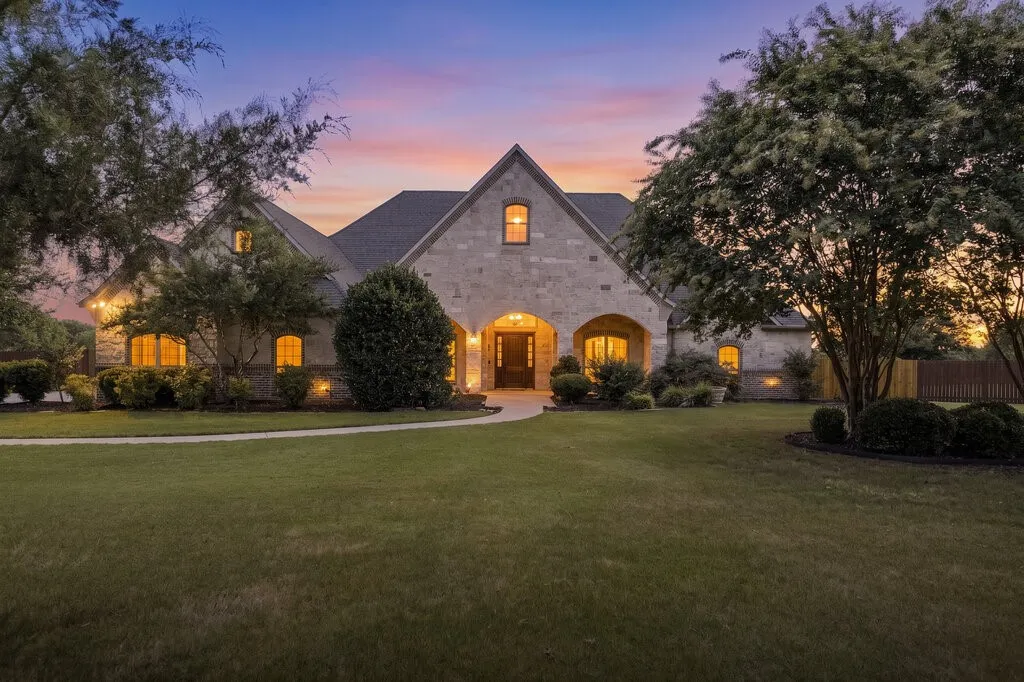 Single Family Residence For Sale in Ellis County , 1320 N Creek Circle, Waxahachie, Texas 75165, 4 Bedroom, 4 Bathroom, 2 Garage spaces, 3,840 Sqft, built in 2006, mls#21328681, Real Estate Agent in Waxahachie, Homes For Sale in Ellis county, Homes For Sale in Waxahachie, Realtor in Waxahachie Texas, Real Estate Brokerage Independent Realty Texas, Luminita Cordes Realtor