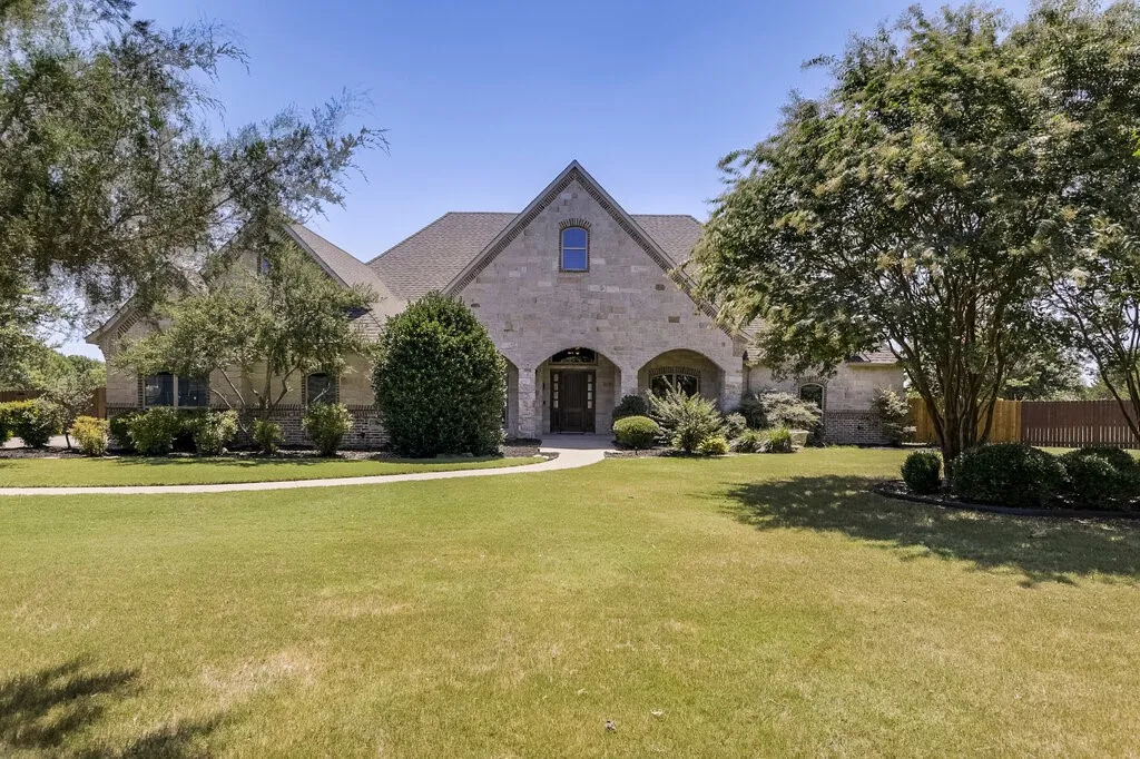 Single Family Residence For Sale in Ellis County , 1320 N Creek Circle, Waxahachie, Texas 75165, 4 Bedroom, 4 Bathroom, 2 Garage spaces, 3,840 Sqft, built in 2006, mls#21328681, Real Estate Agent in Waxahachie, Homes For Sale in Ellis county, Homes For Sale in Waxahachie, Realtor in Waxahachie Texas, Real Estate Brokerage Independent Realty Texas, Luminita Cordes Realtor