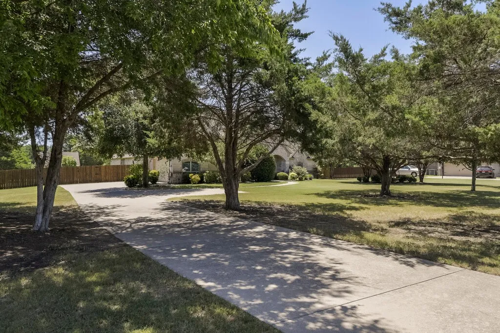 Single Family Residence For Sale in Ellis County , 1320 N Creek Circle, Waxahachie, Texas 75165, 4 Bedroom, 4 Bathroom, 2 Garage spaces, 3,840 Sqft, built in 2006, mls#21328681, Real Estate Agent in Waxahachie, Homes For Sale in Ellis county, Homes For Sale in Waxahachie, Realtor in Waxahachie Texas, Real Estate Brokerage Independent Realty Texas, Luminita Cordes Realtor
