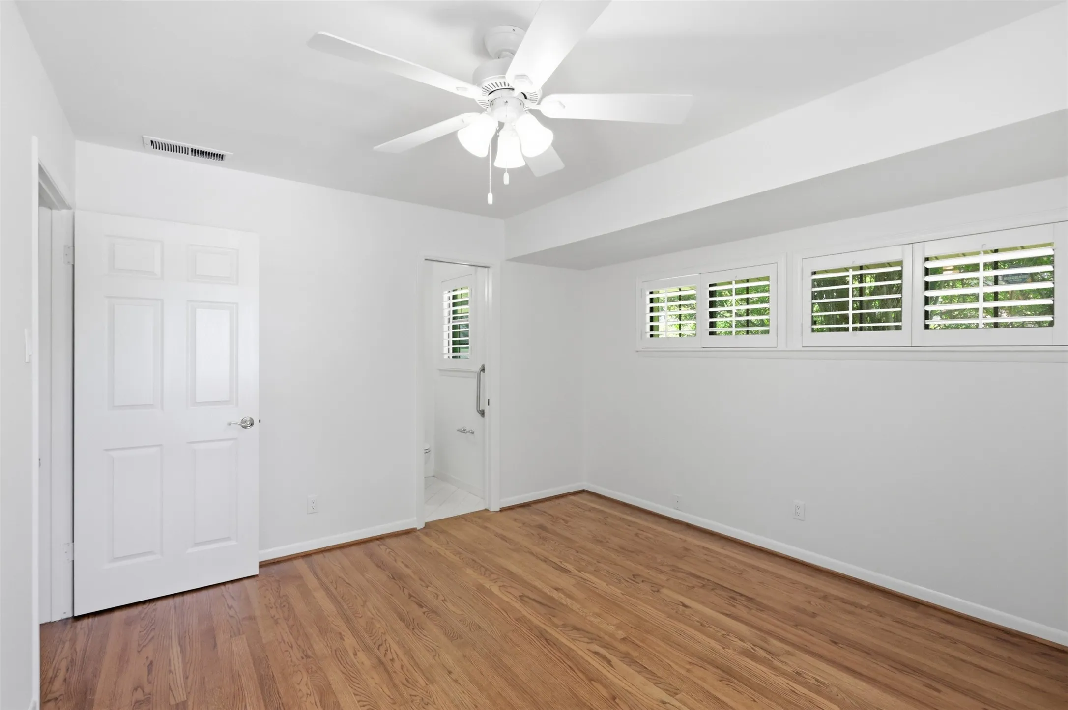 Single Family Residence For Sale in Dallas County , 706 Peach Tree Lane, Garland, Texas 75041, 3 Bedroom, 2 Bathroom, 2 Garage spaces, 1,620 Sqft, built in 1957, mls#21328672, Real Estate Agent in Garland, Homes For Sale in Dallas county, Homes For Sale in Garland, Realtor in Garland Texas, Real Estate Brokerage Independent Realty Texas, Luminita Cordes Realtor