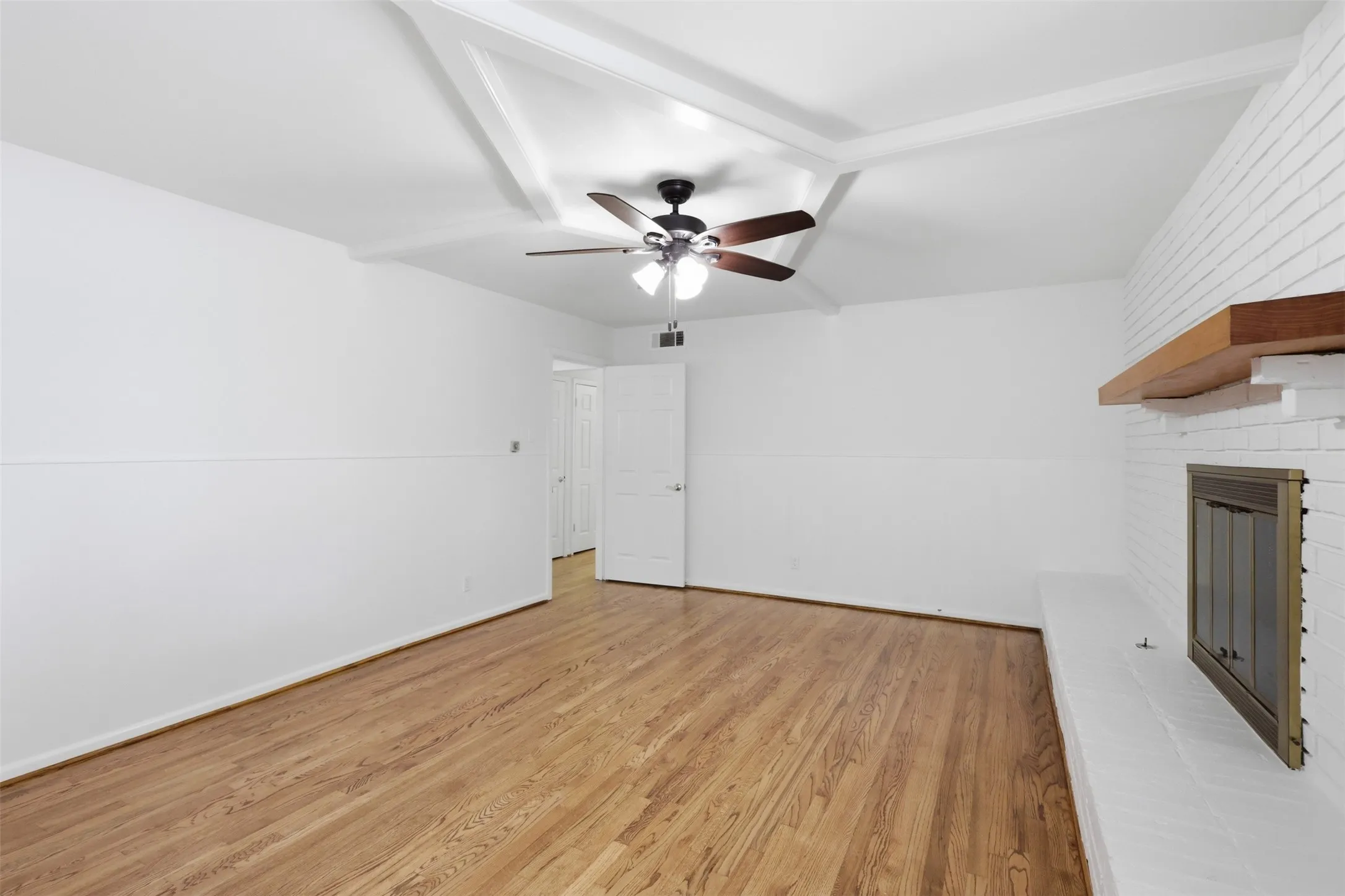 Single Family Residence For Sale in Dallas County , 706 Peach Tree Lane, Garland, Texas 75041, 3 Bedroom, 2 Bathroom, 2 Garage spaces, 1,620 Sqft, built in 1957, mls#21328672, Real Estate Agent in Garland, Homes For Sale in Dallas county, Homes For Sale in Garland, Realtor in Garland Texas, Real Estate Brokerage Independent Realty Texas, Luminita Cordes Realtor