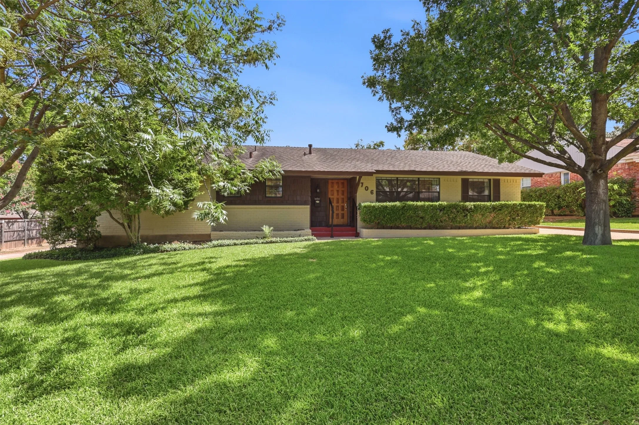 Single Family Residence For Sale in Dallas County , 706 Peach Tree Lane, Garland, Texas 75041, 3 Bedroom, 2 Bathroom, 2 Garage spaces, 1,620 Sqft, built in 1957, mls#21328672, Real Estate Agent in Garland, Homes For Sale in Dallas county, Homes For Sale in Garland, Realtor in Garland Texas, Real Estate Brokerage Independent Realty Texas, Luminita Cordes Realtor