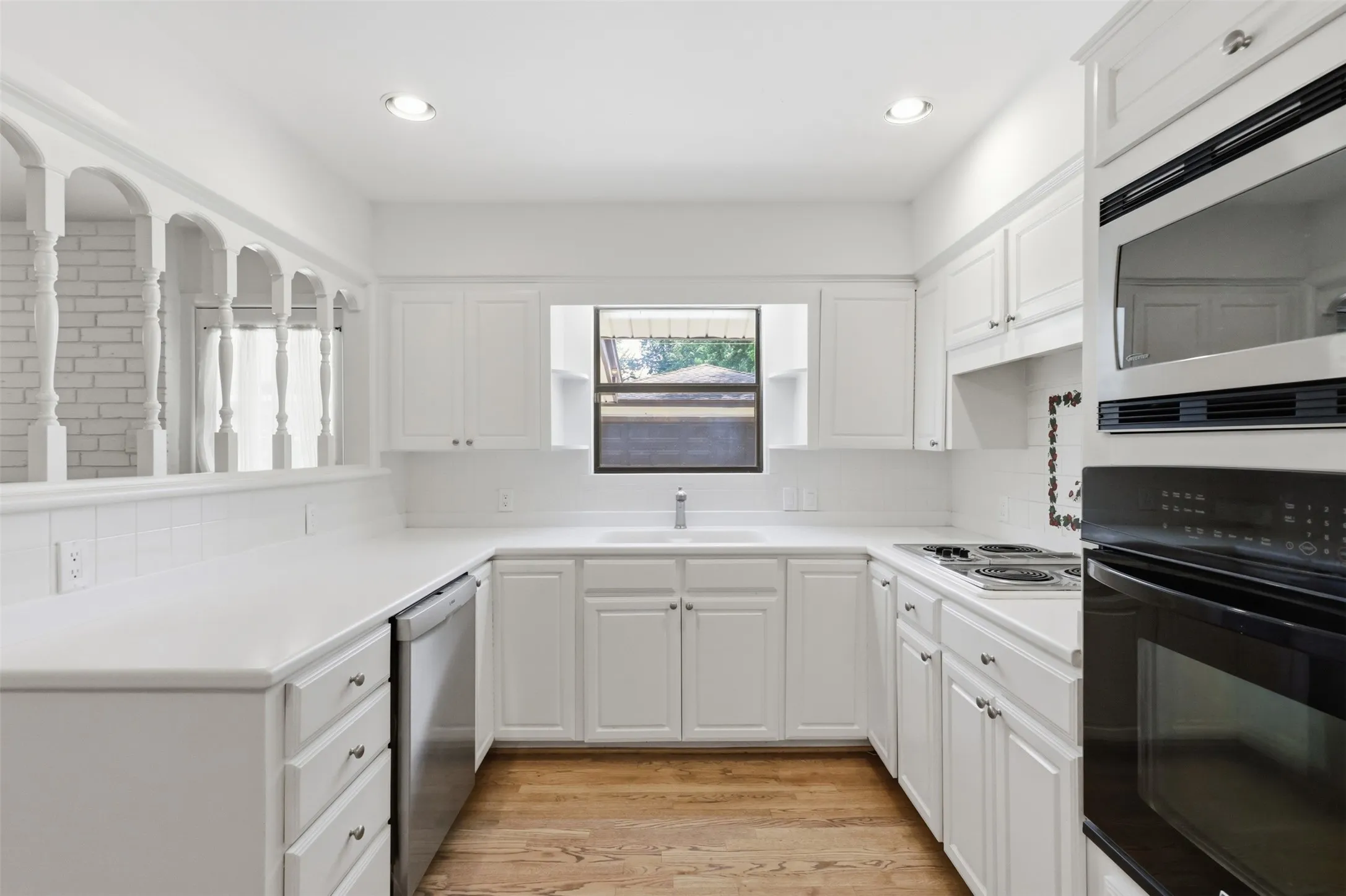 Single Family Residence For Sale in Dallas County , 706 Peach Tree Lane, Garland, Texas 75041, 3 Bedroom, 2 Bathroom, 2 Garage spaces, 1,620 Sqft, built in 1957, mls#21328672, Real Estate Agent in Garland, Homes For Sale in Dallas county, Homes For Sale in Garland, Realtor in Garland Texas, Real Estate Brokerage Independent Realty Texas, Luminita Cordes Realtor