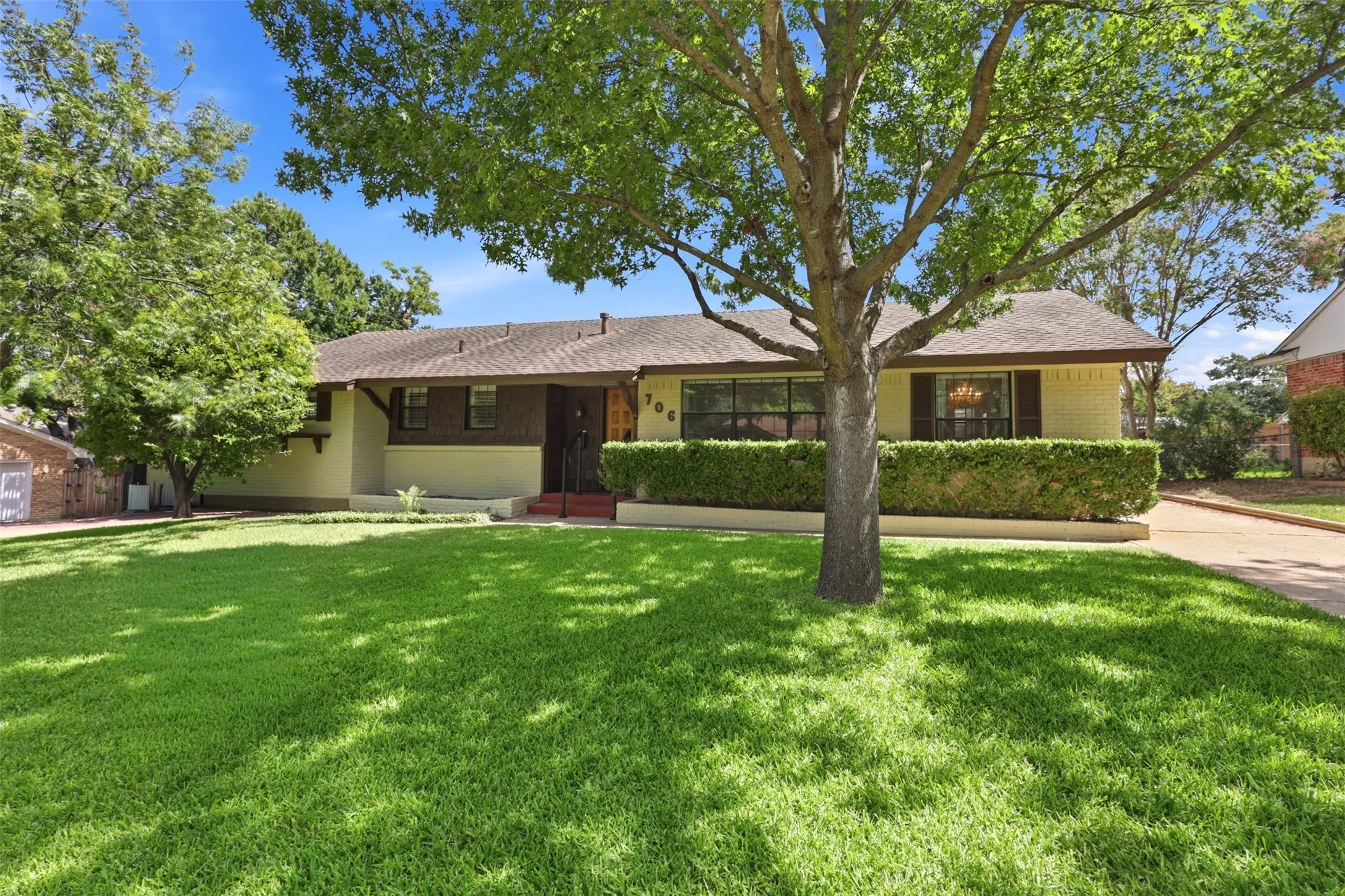 Single Family Residence For Sale in Dallas County , 706 Peach Tree Lane, Garland, Texas 75041, 3 Bedroom, 2 Bathroom, 2 Garage spaces, 1,620 Sqft, built in 1957, mls#21328672, Real Estate Agent in Garland, Homes For Sale in Dallas county, Homes For Sale in Garland, Realtor in Garland Texas, Real Estate Brokerage Independent Realty Texas, Luminita Cordes Realtor