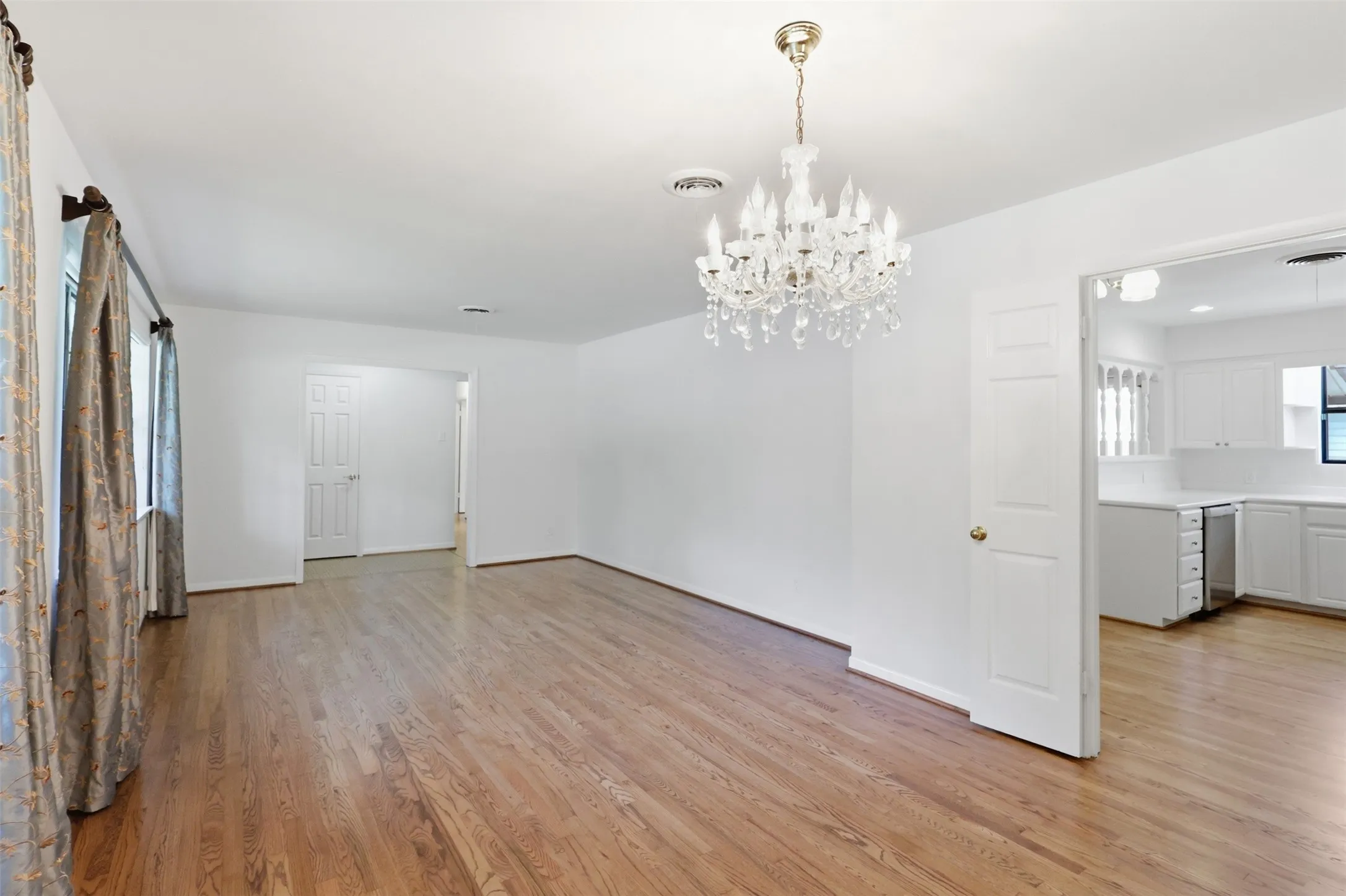 Single Family Residence For Sale in Dallas County , 706 Peach Tree Lane, Garland, Texas 75041, 3 Bedroom, 2 Bathroom, 2 Garage spaces, 1,620 Sqft, built in 1957, mls#21328672, Real Estate Agent in Garland, Homes For Sale in Dallas county, Homes For Sale in Garland, Realtor in Garland Texas, Real Estate Brokerage Independent Realty Texas, Luminita Cordes Realtor