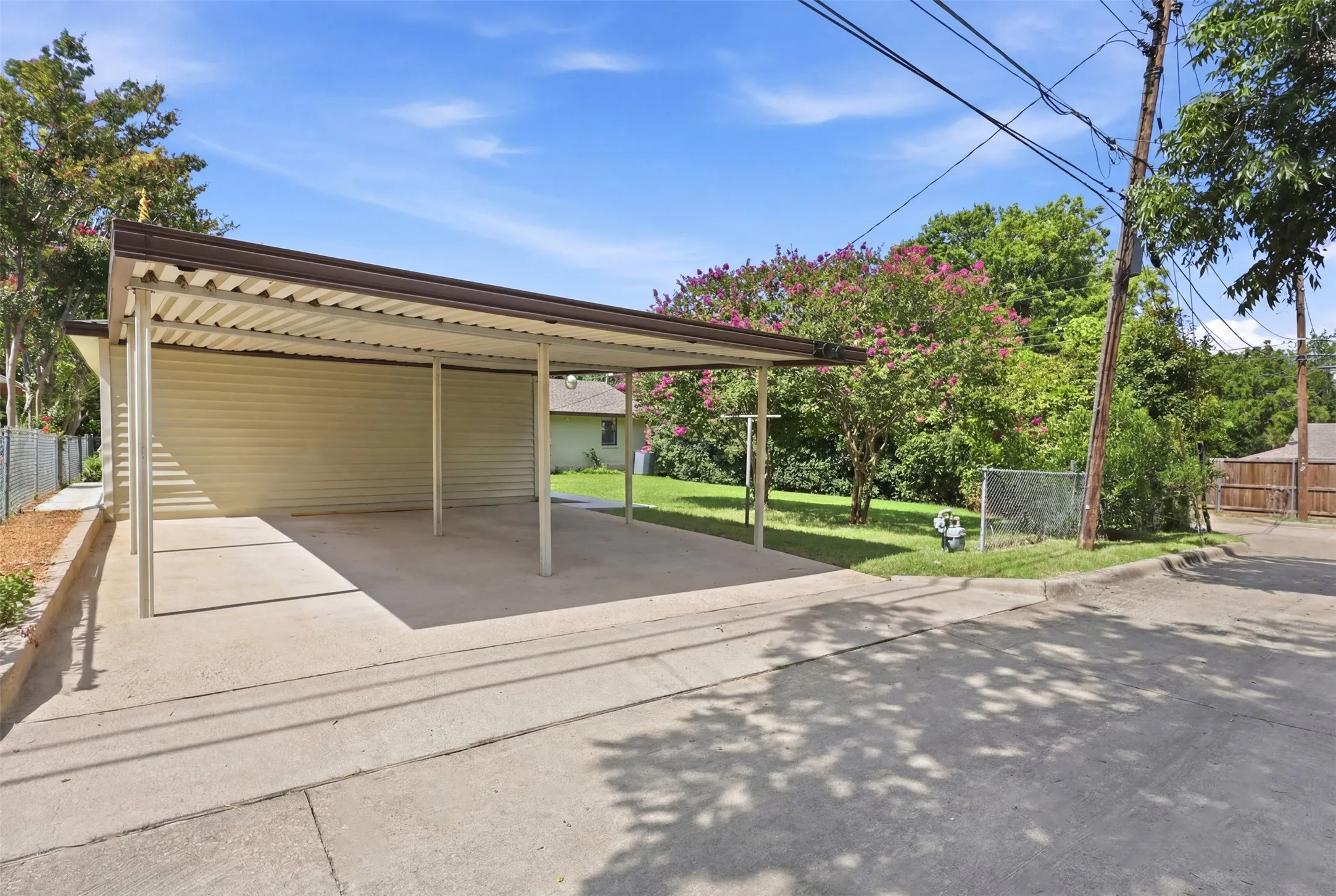 Single Family Residence For Sale in Dallas County , 706 Peach Tree Lane, Garland, Texas 75041, 3 Bedroom, 2 Bathroom, 2 Garage spaces, 1,620 Sqft, built in 1957, mls#21328672, Real Estate Agent in Garland, Homes For Sale in Dallas county, Homes For Sale in Garland, Realtor in Garland Texas, Real Estate Brokerage Independent Realty Texas, Luminita Cordes Realtor