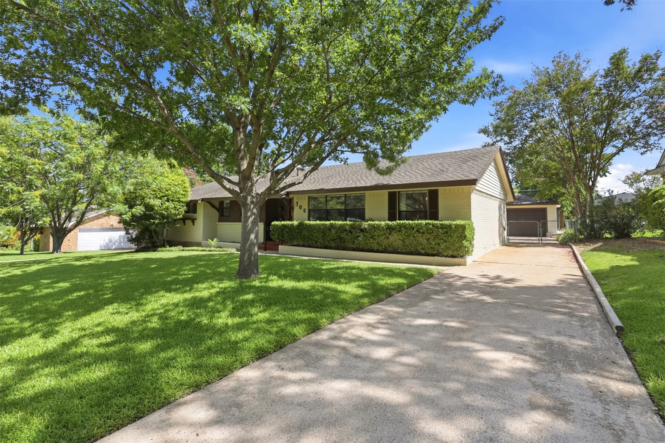 Single Family Residence For Sale in Dallas County , 706 Peach Tree Lane, Garland, Texas 75041, 3 Bedroom, 2 Bathroom, 2 Garage spaces, 1,620 Sqft, built in 1957, mls#21328672, Real Estate Agent in Garland, Homes For Sale in Dallas county, Homes For Sale in Garland, Realtor in Garland Texas, Real Estate Brokerage Independent Realty Texas, Luminita Cordes Realtor