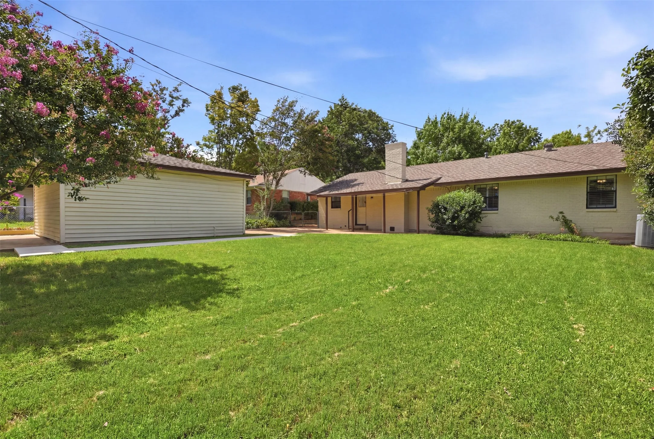 Single Family Residence For Sale in Dallas County , 706 Peach Tree Lane, Garland, Texas 75041, 3 Bedroom, 2 Bathroom, 2 Garage spaces, 1,620 Sqft, built in 1957, mls#21328672, Real Estate Agent in Garland, Homes For Sale in Dallas county, Homes For Sale in Garland, Realtor in Garland Texas, Real Estate Brokerage Independent Realty Texas, Luminita Cordes Realtor