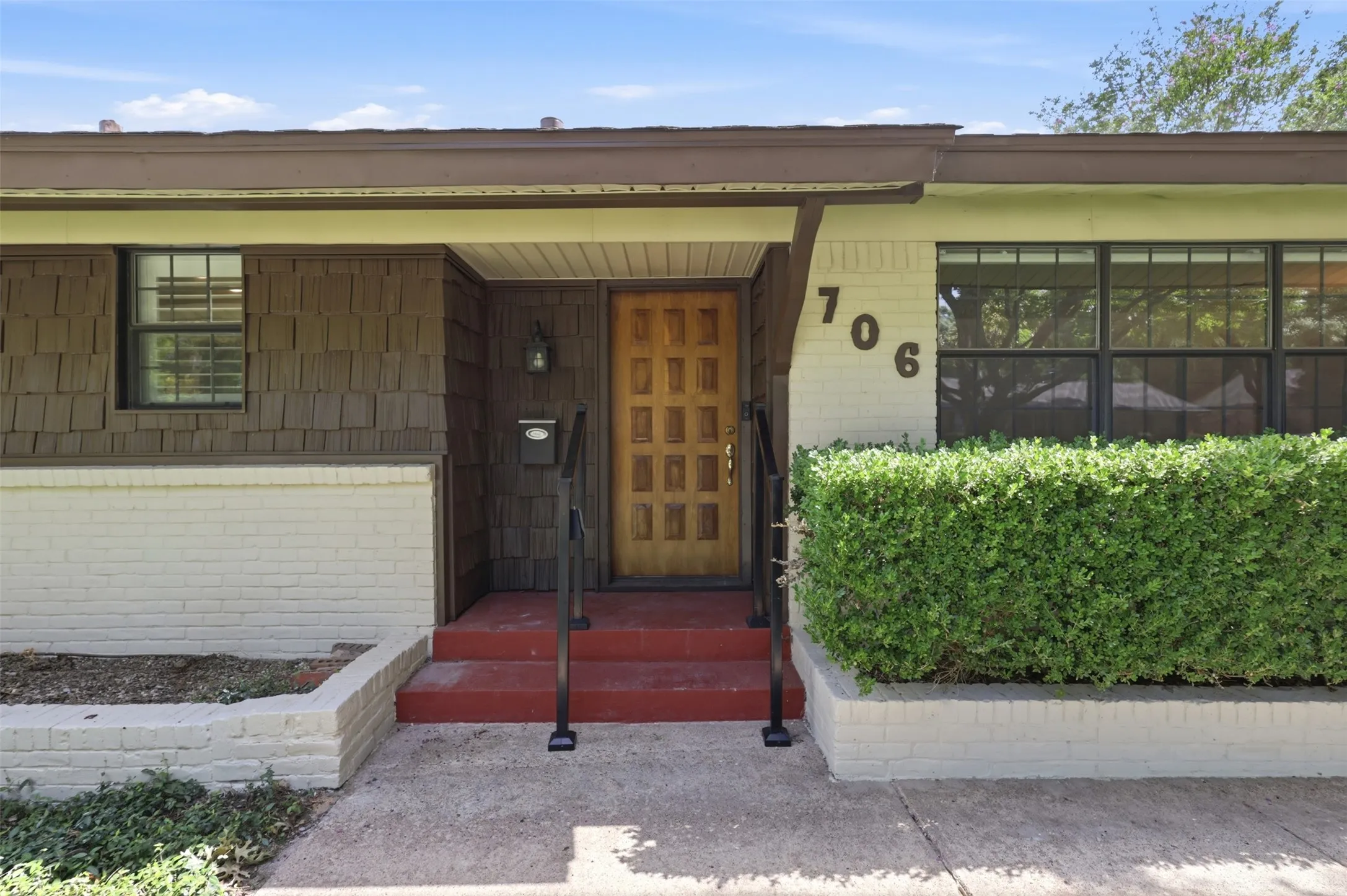 Single Family Residence For Sale in Dallas County , 706 Peach Tree Lane, Garland, Texas 75041, 3 Bedroom, 2 Bathroom, 2 Garage spaces, 1,620 Sqft, built in 1957, mls#21328672, Real Estate Agent in Garland, Homes For Sale in Dallas county, Homes For Sale in Garland, Realtor in Garland Texas, Real Estate Brokerage Independent Realty Texas, Luminita Cordes Realtor