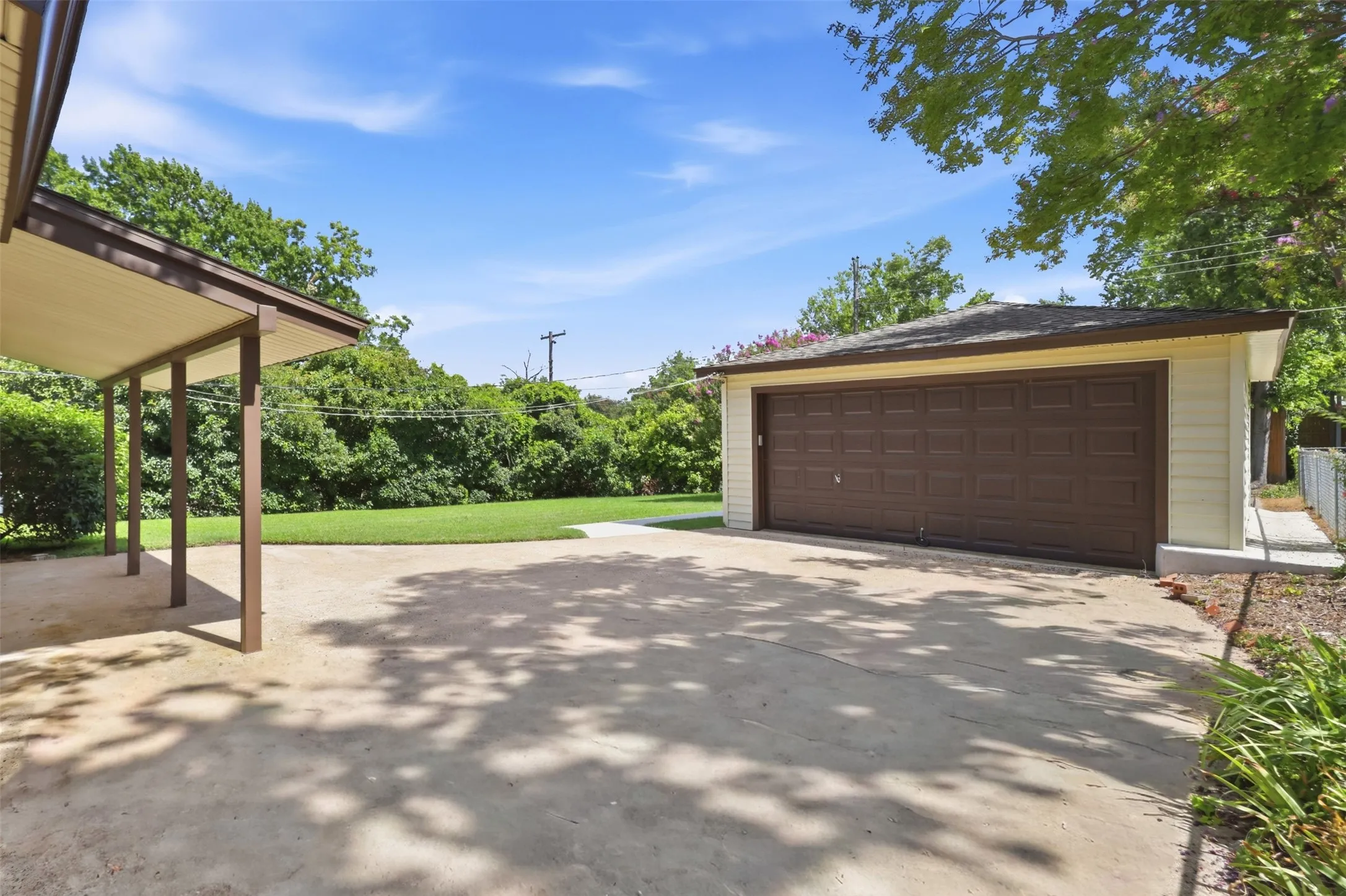 Single Family Residence For Sale in Dallas County , 706 Peach Tree Lane, Garland, Texas 75041, 3 Bedroom, 2 Bathroom, 2 Garage spaces, 1,620 Sqft, built in 1957, mls#21328672, Real Estate Agent in Garland, Homes For Sale in Dallas county, Homes For Sale in Garland, Realtor in Garland Texas, Real Estate Brokerage Independent Realty Texas, Luminita Cordes Realtor