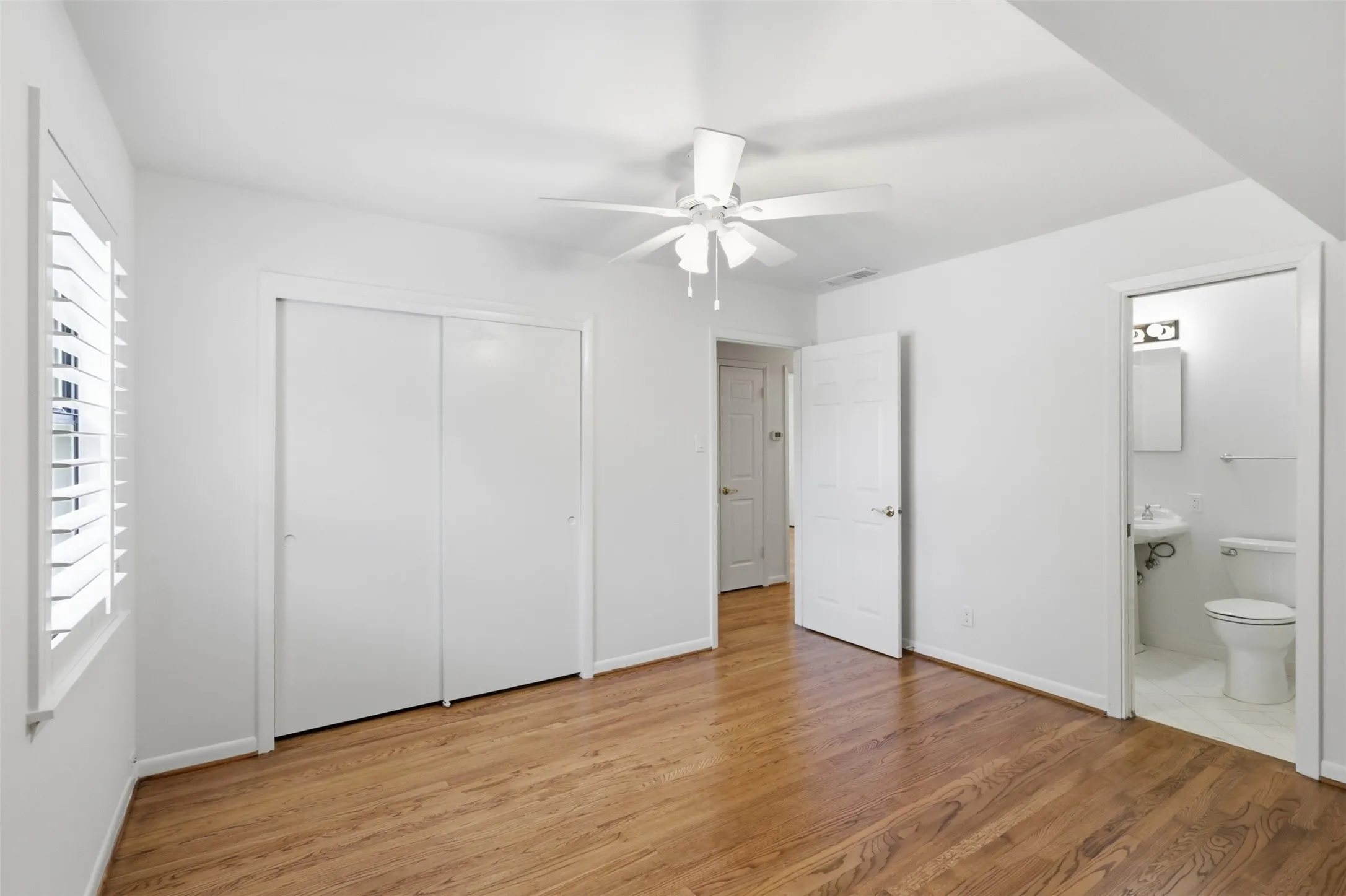 Single Family Residence For Sale in Dallas County , 706 Peach Tree Lane, Garland, Texas 75041, 3 Bedroom, 2 Bathroom, 2 Garage spaces, 1,620 Sqft, built in 1957, mls#21328672, Real Estate Agent in Garland, Homes For Sale in Dallas county, Homes For Sale in Garland, Realtor in Garland Texas, Real Estate Brokerage Independent Realty Texas, Luminita Cordes Realtor