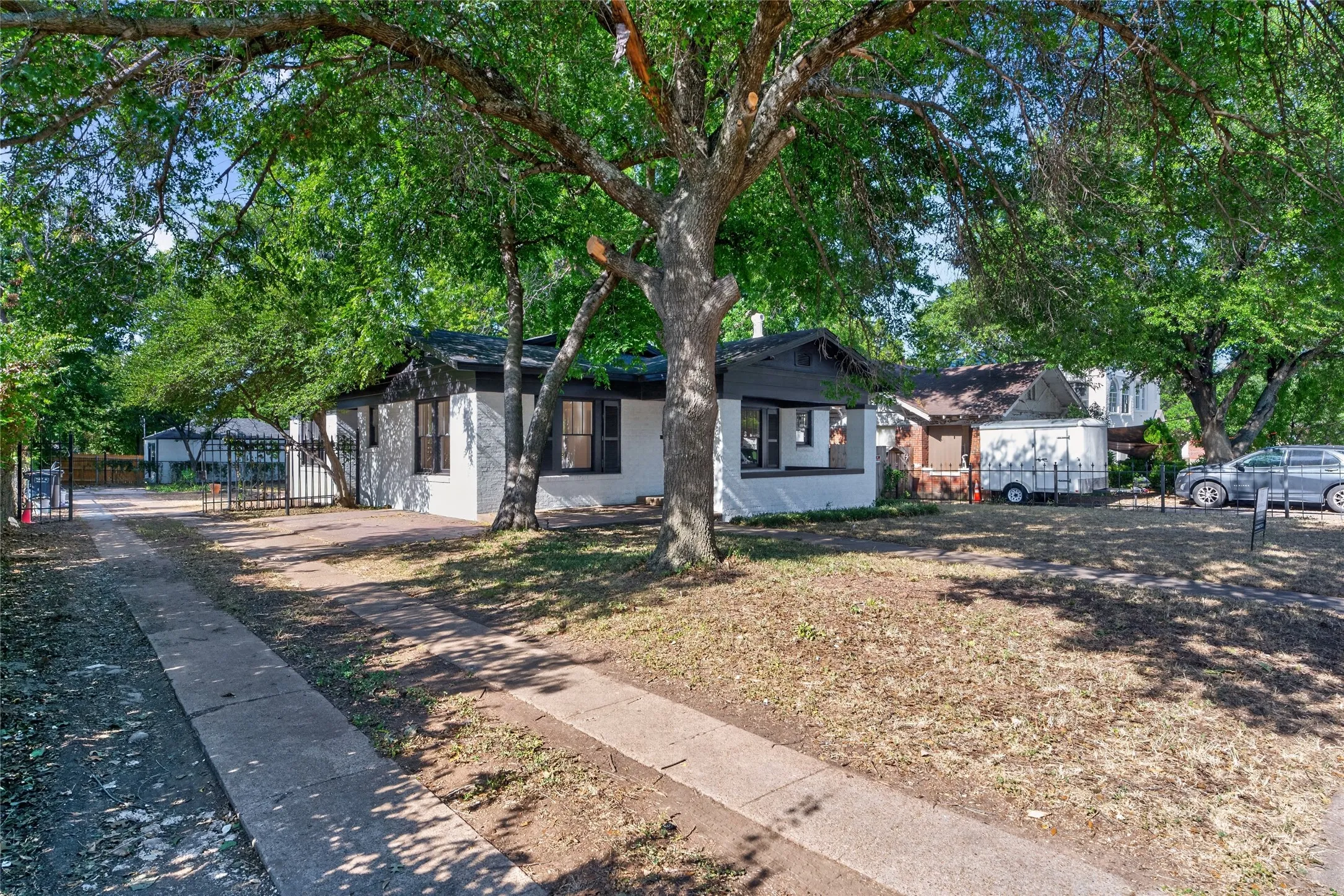 Single Family Residence For Sale in Tarrant County , 3410 Meadowbrook Drive, Fort Worth, Texas 76103, 3 Bedroom, 3 Bathroom, Garage spaces, 1,738 Sqft, built in 1926, mls#21328563, Real Estate Agent in Fort Worth, Homes For Sale in Tarrant county, Homes For Sale in Fort Worth, Realtor in Fort Worth Texas, Real Estate Brokerage Independent Realty Texas, Luminita Cordes Realtor