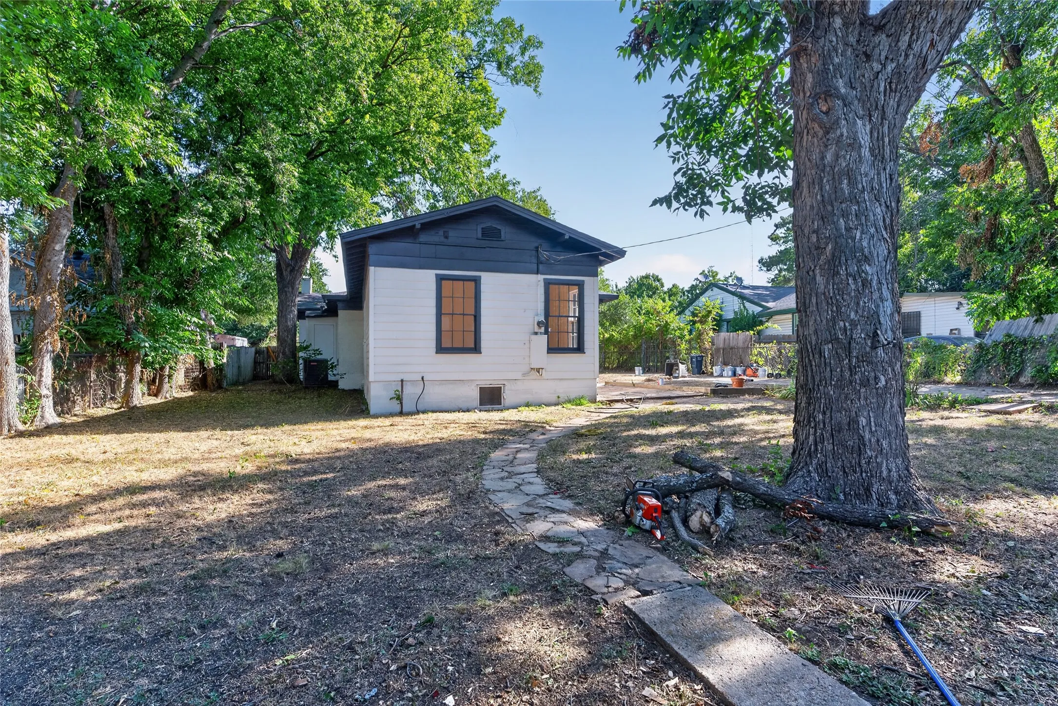 Single Family Residence For Sale in Tarrant County , 3410 Meadowbrook Drive, Fort Worth, Texas 76103, 3 Bedroom, 3 Bathroom, Garage spaces, 1,738 Sqft, built in 1926, mls#21328563, Real Estate Agent in Fort Worth, Homes For Sale in Tarrant county, Homes For Sale in Fort Worth, Realtor in Fort Worth Texas, Real Estate Brokerage Independent Realty Texas, Luminita Cordes Realtor
