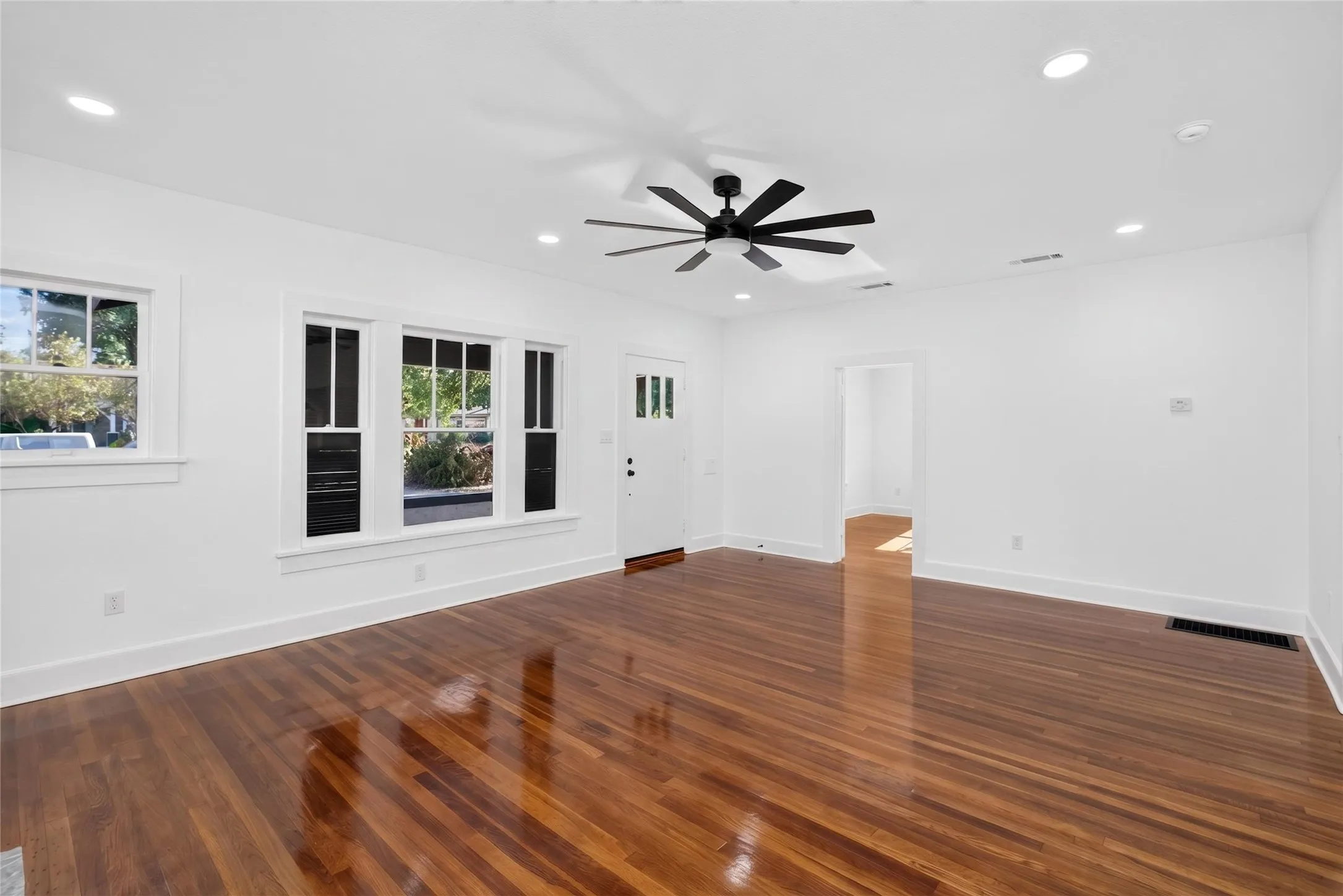 Single Family Residence For Sale in Tarrant County , 3410 Meadowbrook Drive, Fort Worth, Texas 76103, 3 Bedroom, 3 Bathroom, Garage spaces, 1,738 Sqft, built in 1926, mls#21328563, Real Estate Agent in Fort Worth, Homes For Sale in Tarrant county, Homes For Sale in Fort Worth, Realtor in Fort Worth Texas, Real Estate Brokerage Independent Realty Texas, Luminita Cordes Realtor