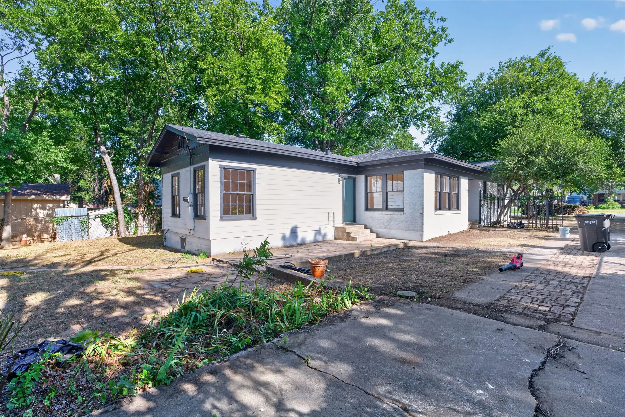 Single Family Residence For Sale in Tarrant County , 3410 Meadowbrook Drive, Fort Worth, Texas 76103, 3 Bedroom, 3 Bathroom, Garage spaces, 1,738 Sqft, built in 1926, mls#21328563, Real Estate Agent in Fort Worth, Homes For Sale in Tarrant county, Homes For Sale in Fort Worth, Realtor in Fort Worth Texas, Real Estate Brokerage Independent Realty Texas, Luminita Cordes Realtor