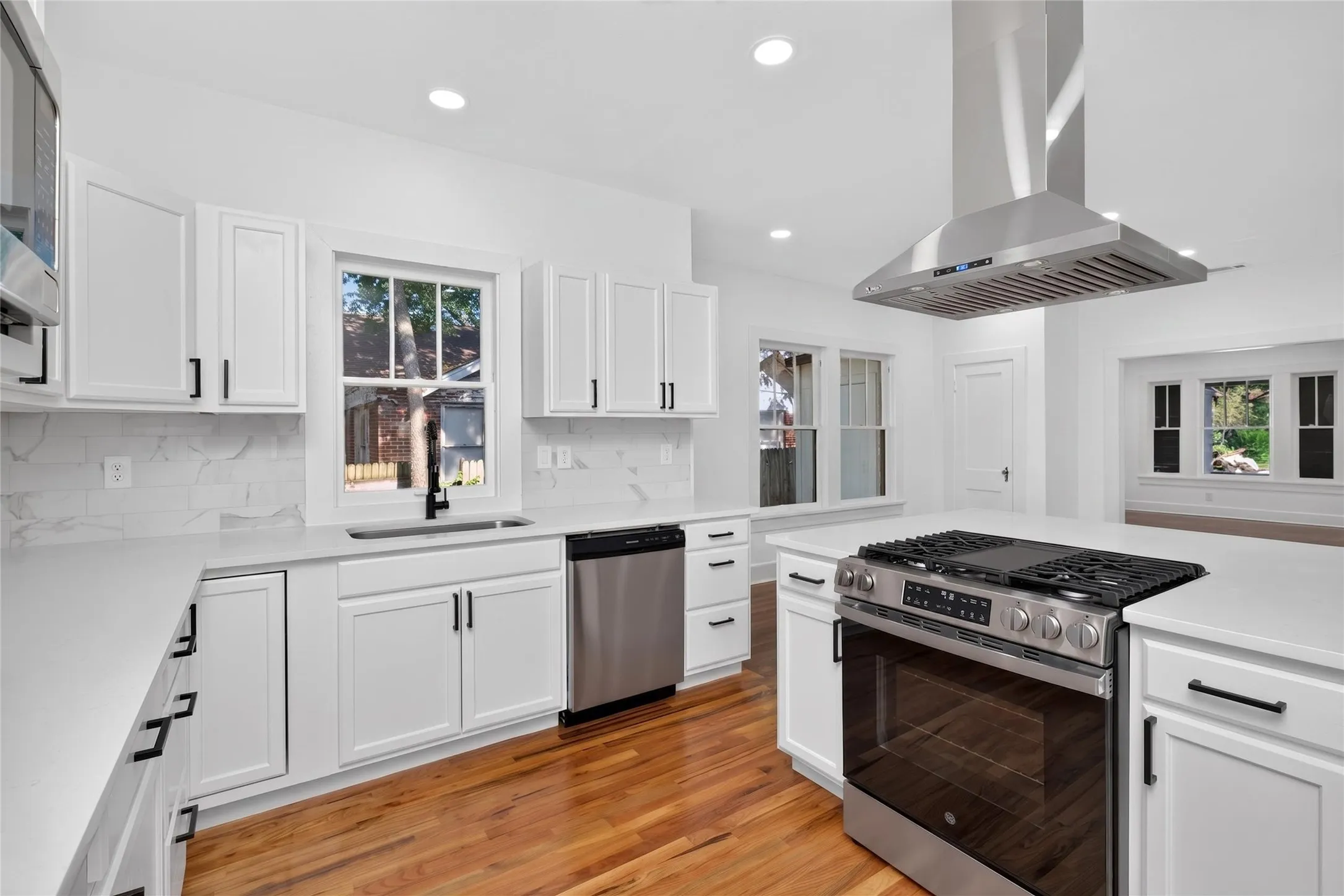Single Family Residence For Sale in Tarrant County , 3410 Meadowbrook Drive, Fort Worth, Texas 76103, 3 Bedroom, 3 Bathroom, Garage spaces, 1,738 Sqft, built in 1926, mls#21328563, Real Estate Agent in Fort Worth, Homes For Sale in Tarrant county, Homes For Sale in Fort Worth, Realtor in Fort Worth Texas, Real Estate Brokerage Independent Realty Texas, Luminita Cordes Realtor